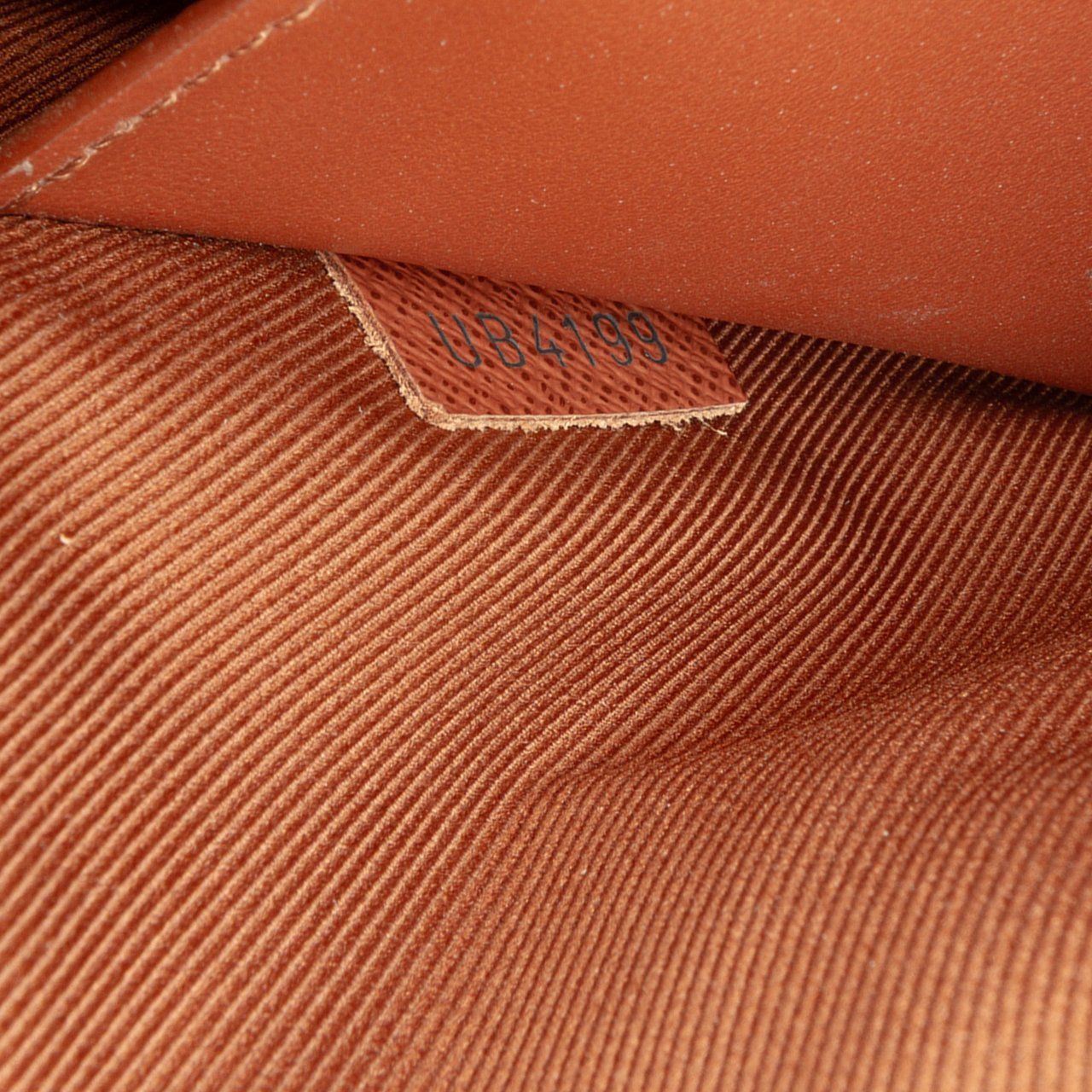 Louis Vuitton Monogram Legacy Chain Clutch Bruin