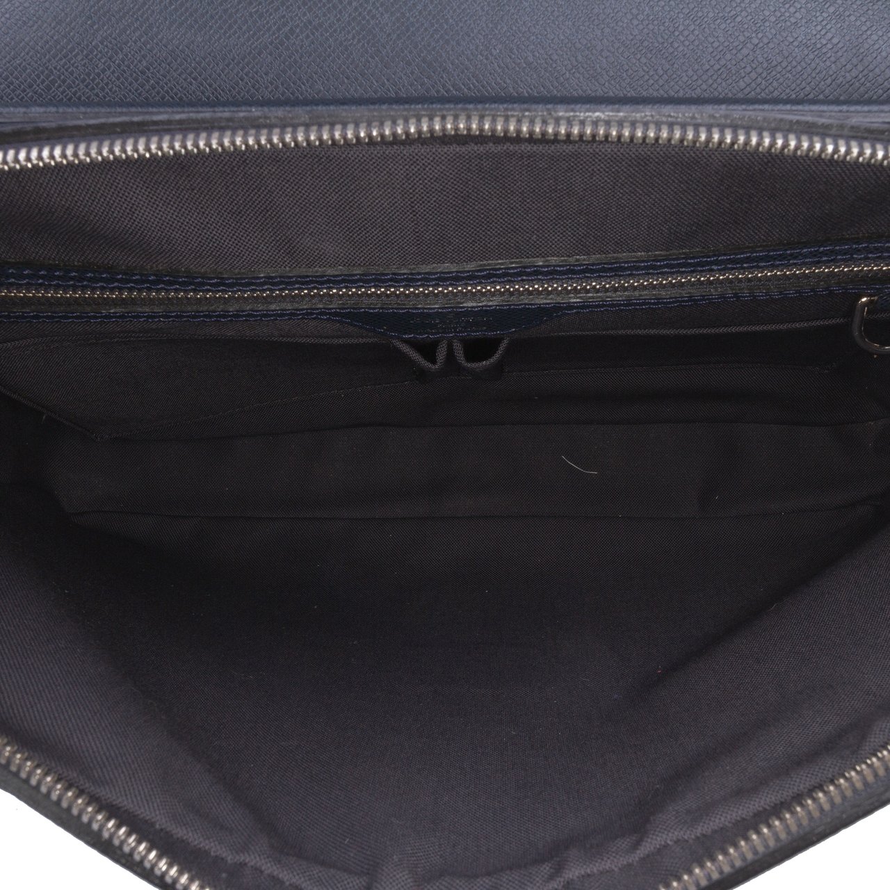 Louis Vuitton Taiga Vassili PM Zwart