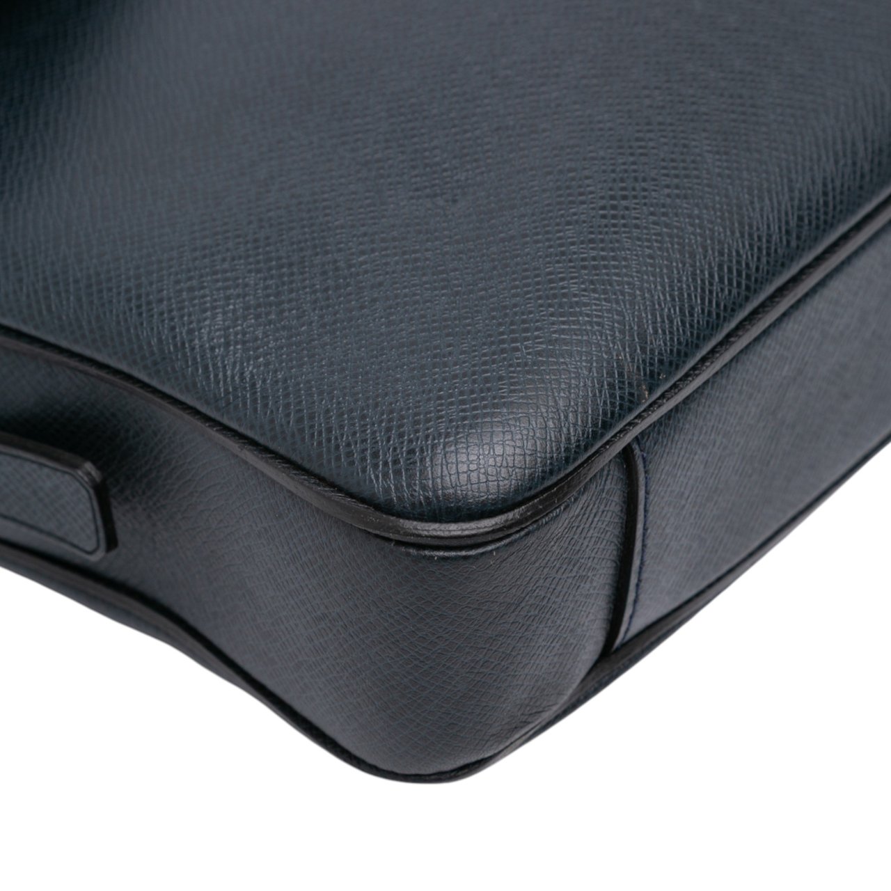Louis Vuitton Taiga Vassili PM Zwart