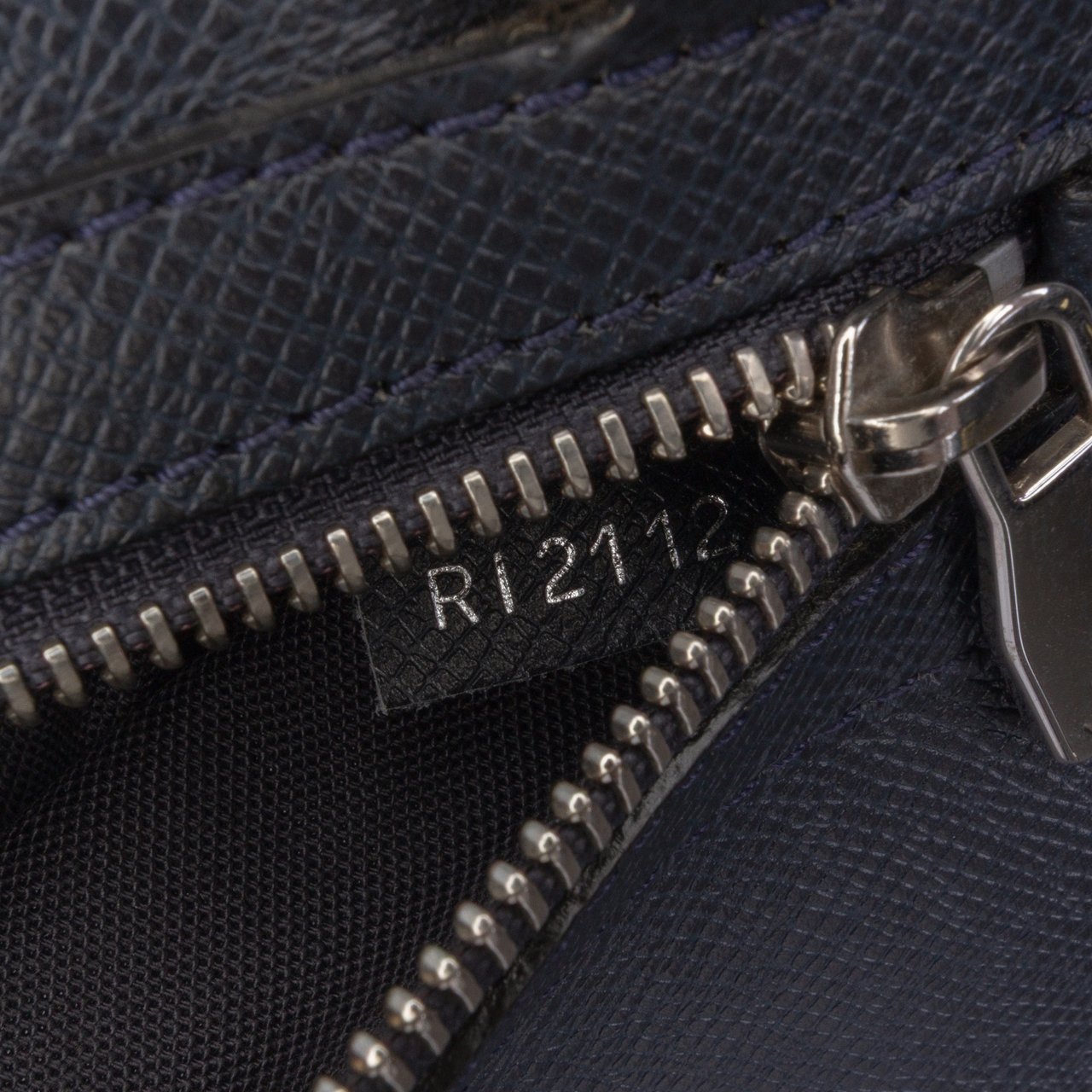 Louis Vuitton Taiga Vassili PM Zwart