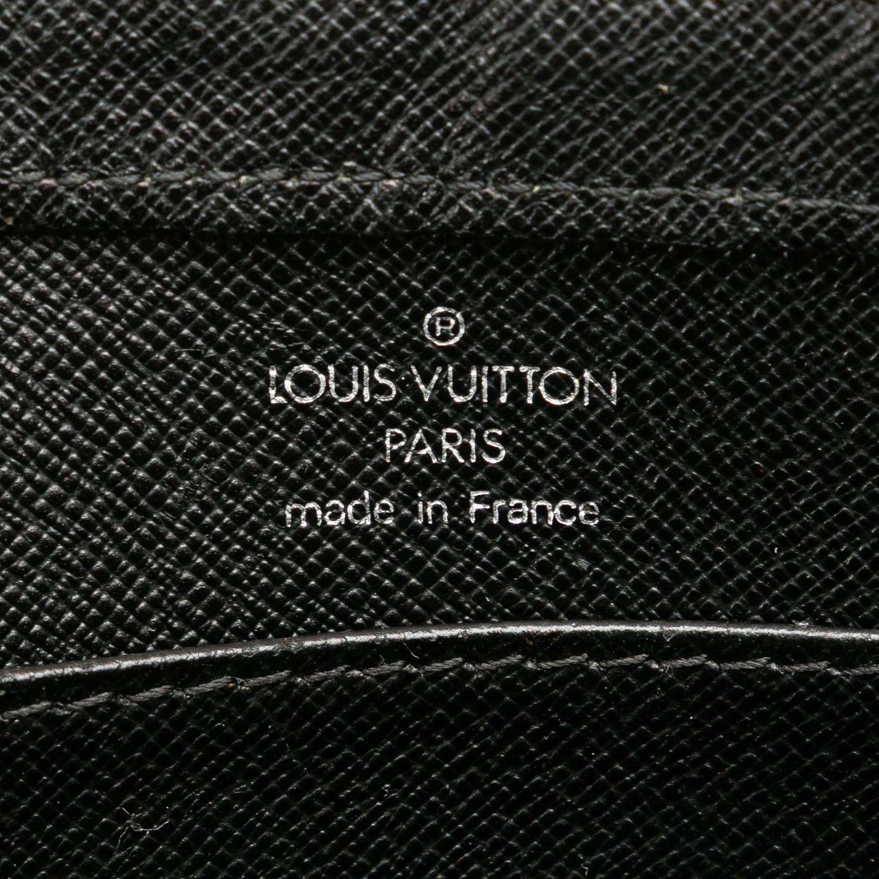Louis Vuitton Taiga Baikal Zwart