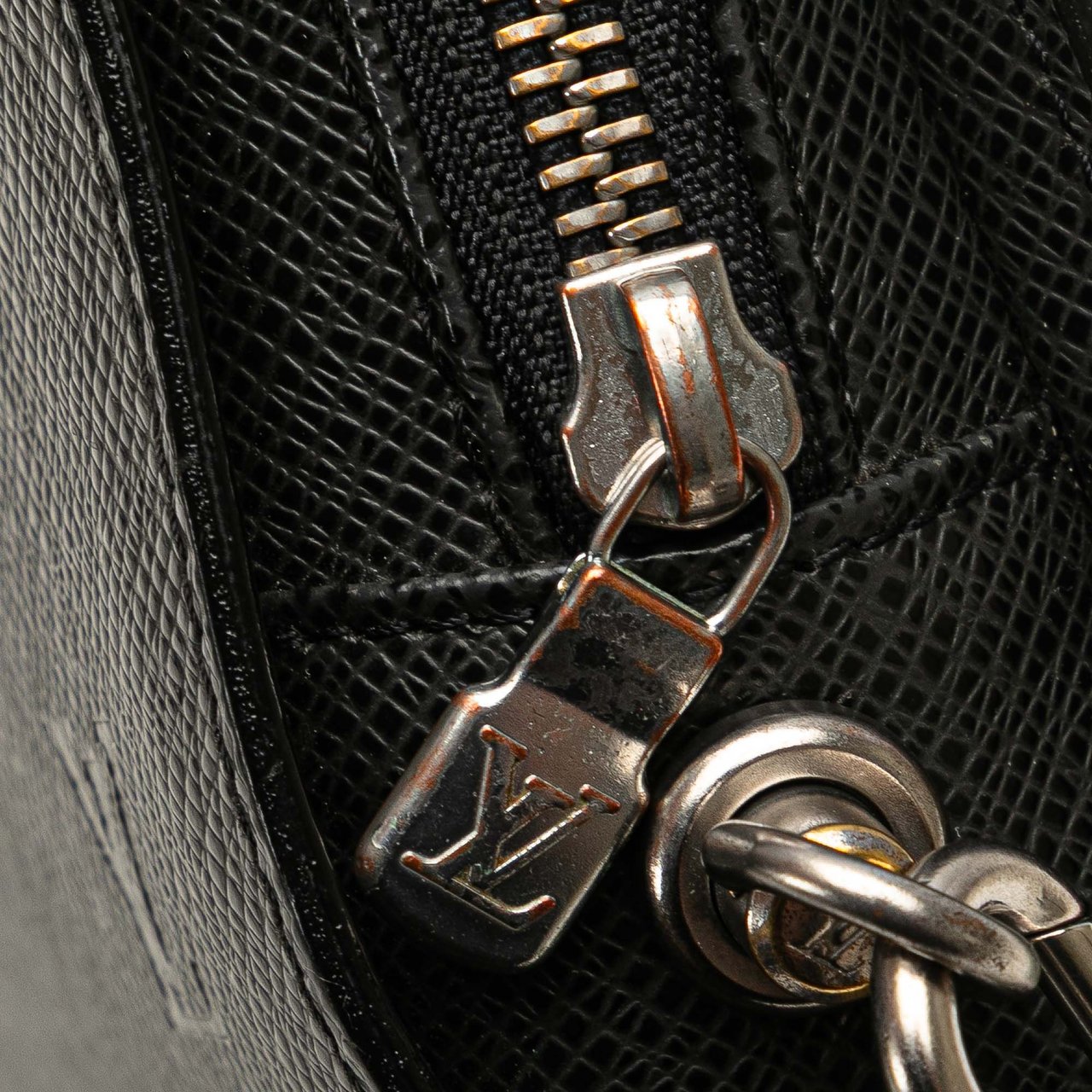 Louis Vuitton Taiga Baikal Zwart