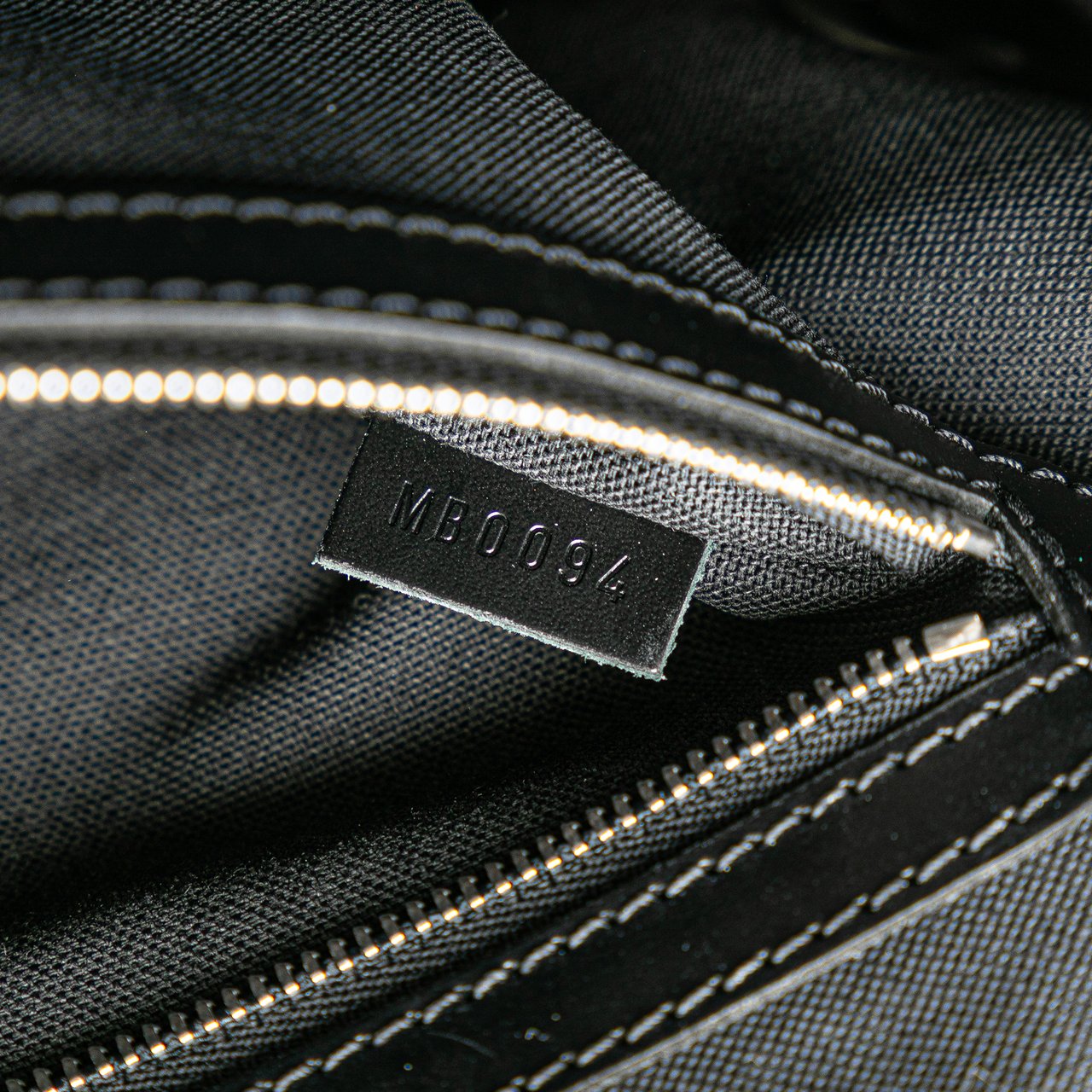 Louis Vuitton Taiga Nevski Zwart
