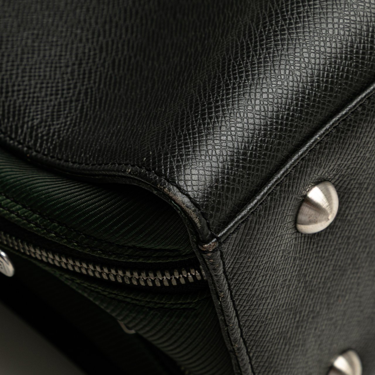 Louis Vuitton Taiga Nevski Zwart