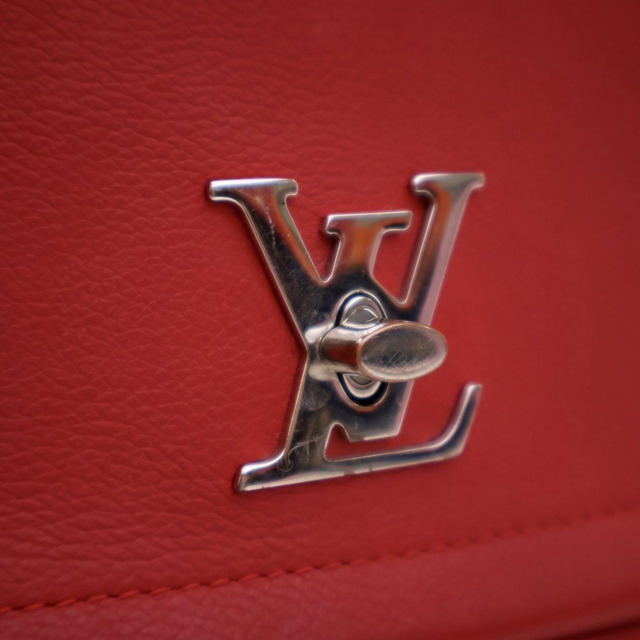 Louis Vuitton Leather Lockme II BB Rood