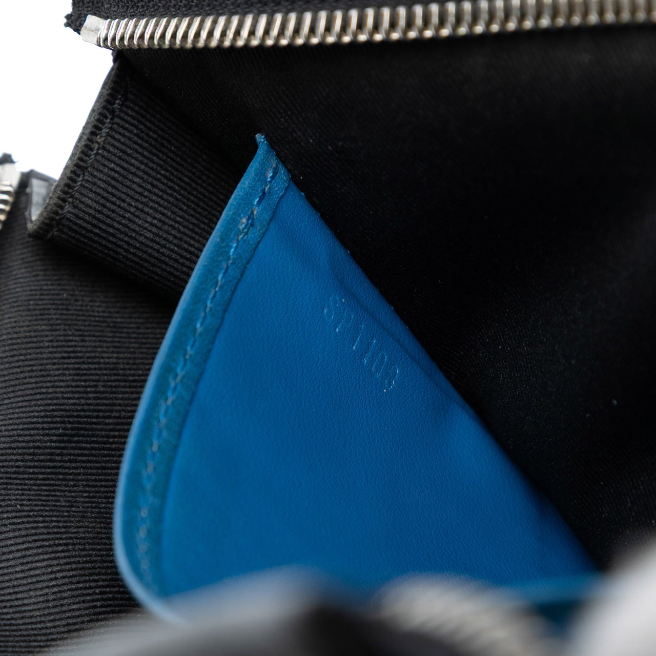 Louis Vuitton Damier Graphite Stripe Pochette Voyage MM Zwart