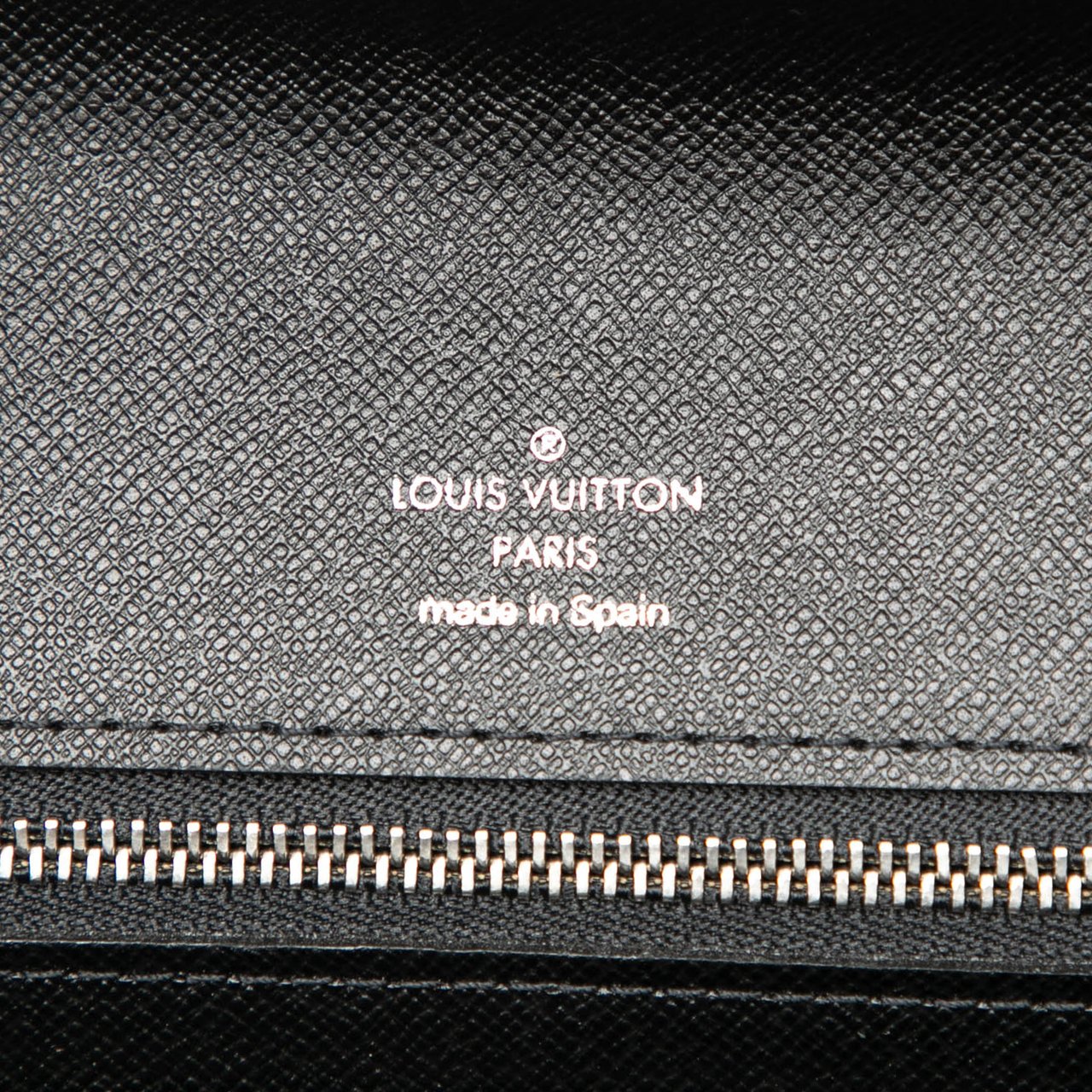Louis Vuitton Taiga Selenga Zwart