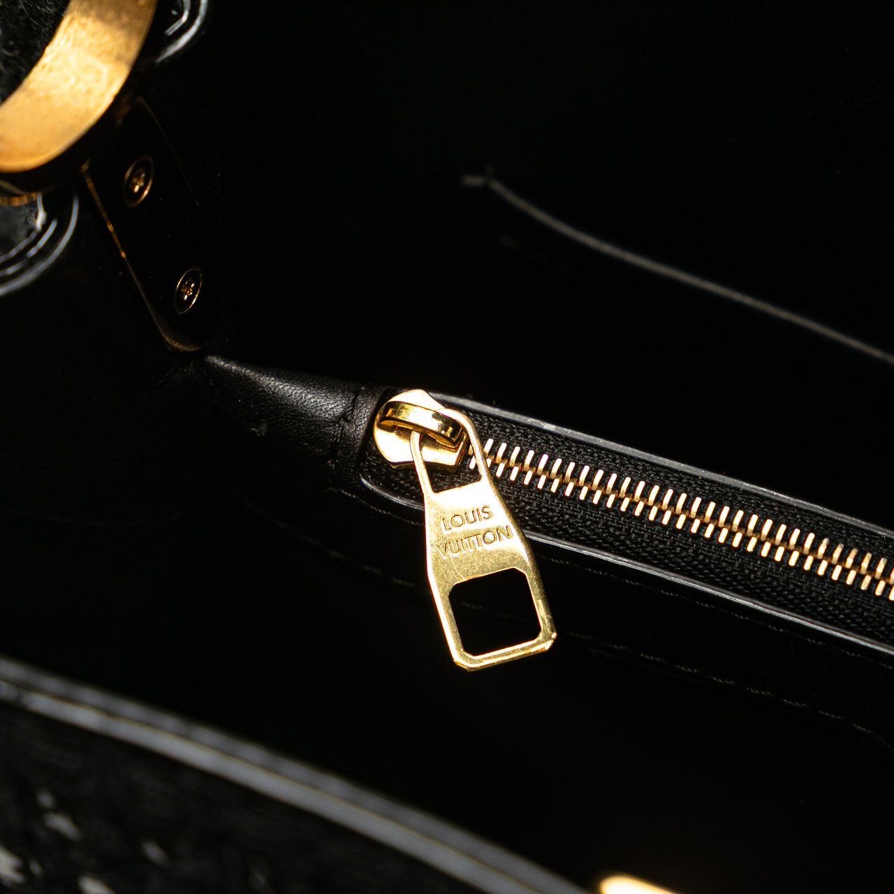 Louis Vuitton Tweed Capucines MM Zwart