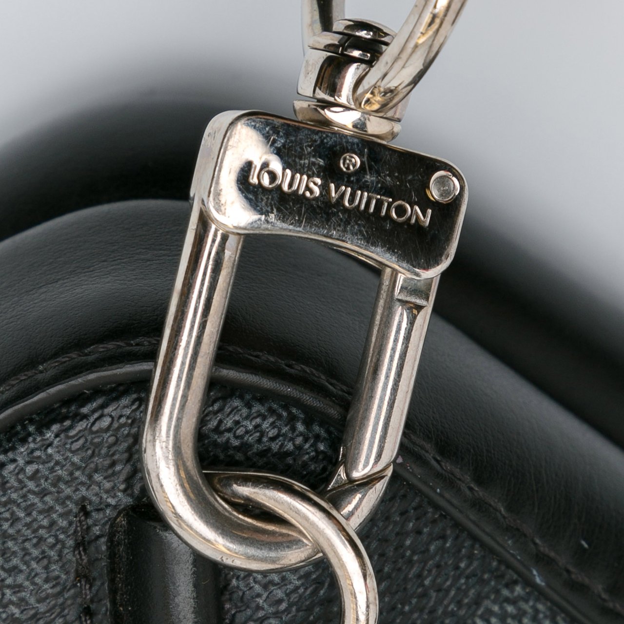 Louis Vuitton Damier Graphite 3D Amazone Sling Bag Zwart