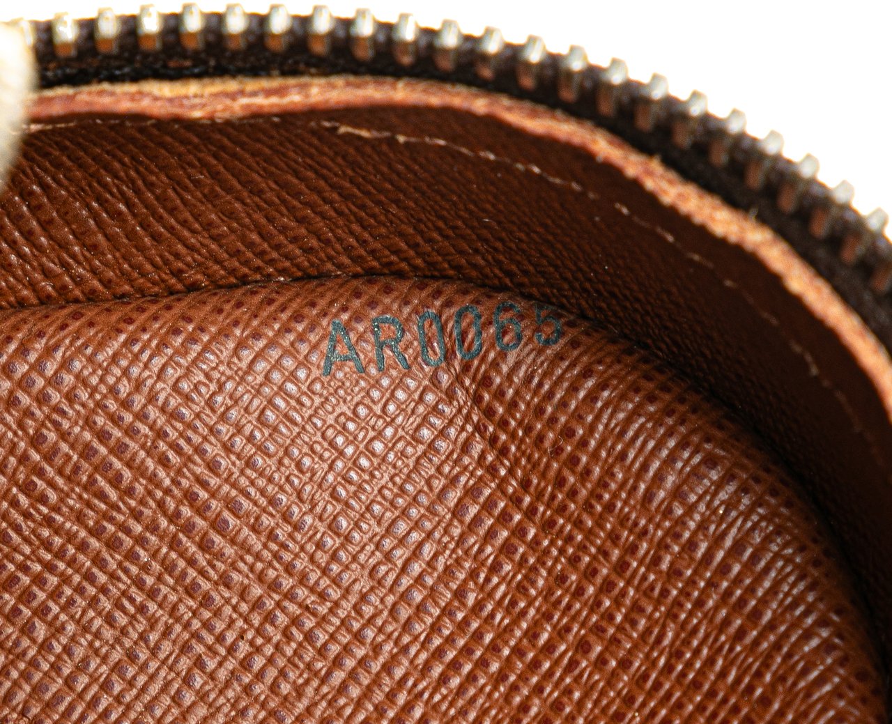 Louis Vuitton Monogram Nil Crossbody Bruin