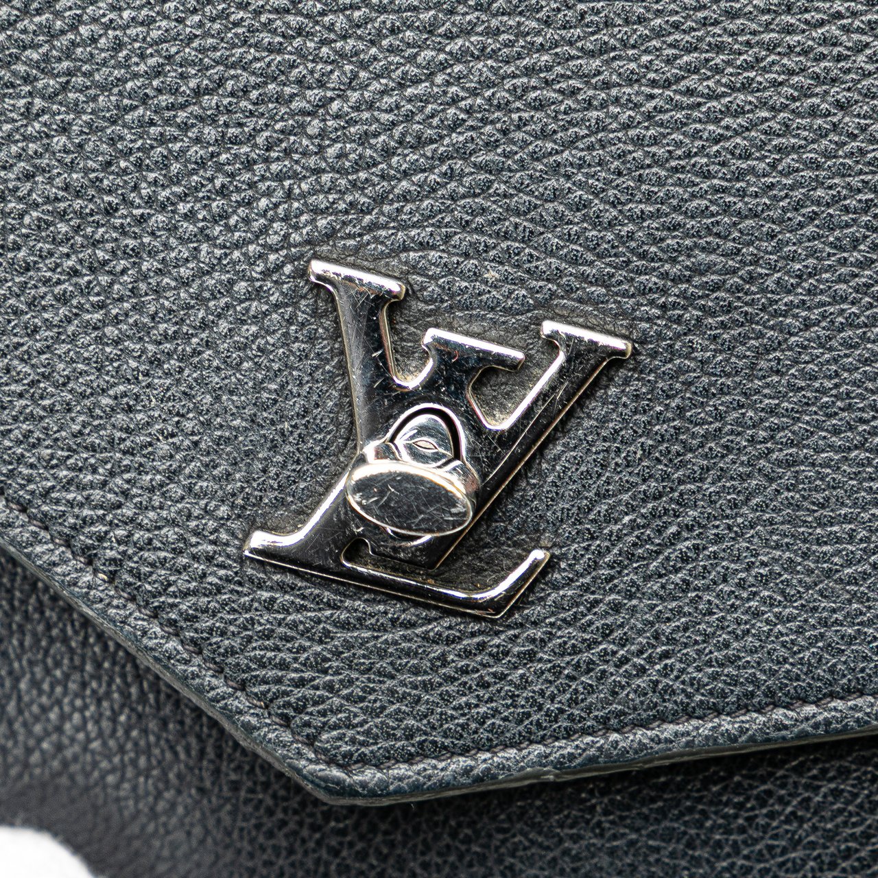 Louis Vuitton MyLockMe Chain Pochette Zwart