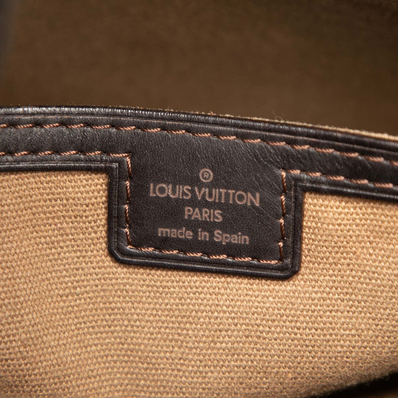 Louis Vuitton Utah Sac Plat Messenger Bruin