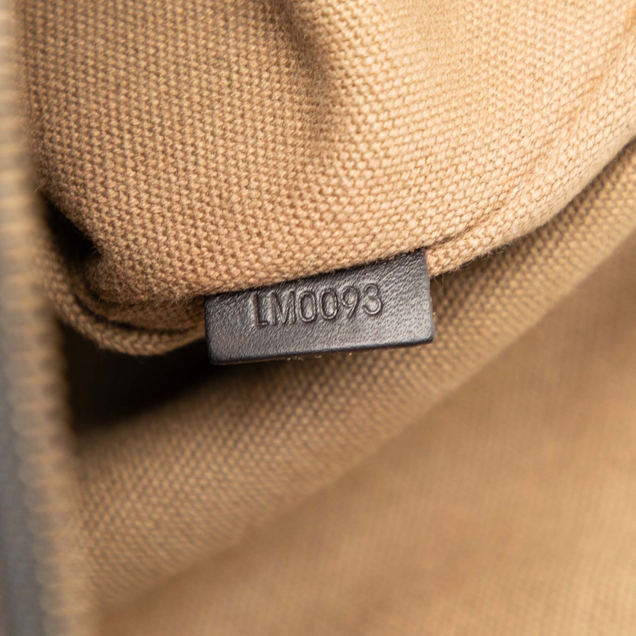 Louis Vuitton Utah Sac Plat Messenger Bruin