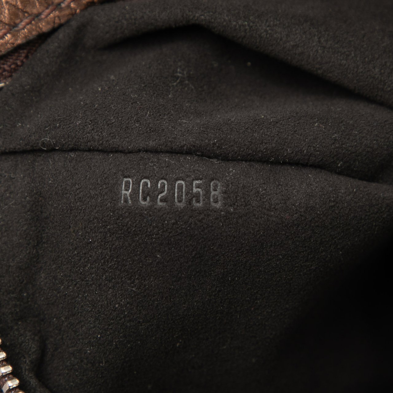 Louis Vuitton Monogram Mahina L Hobo Bruin