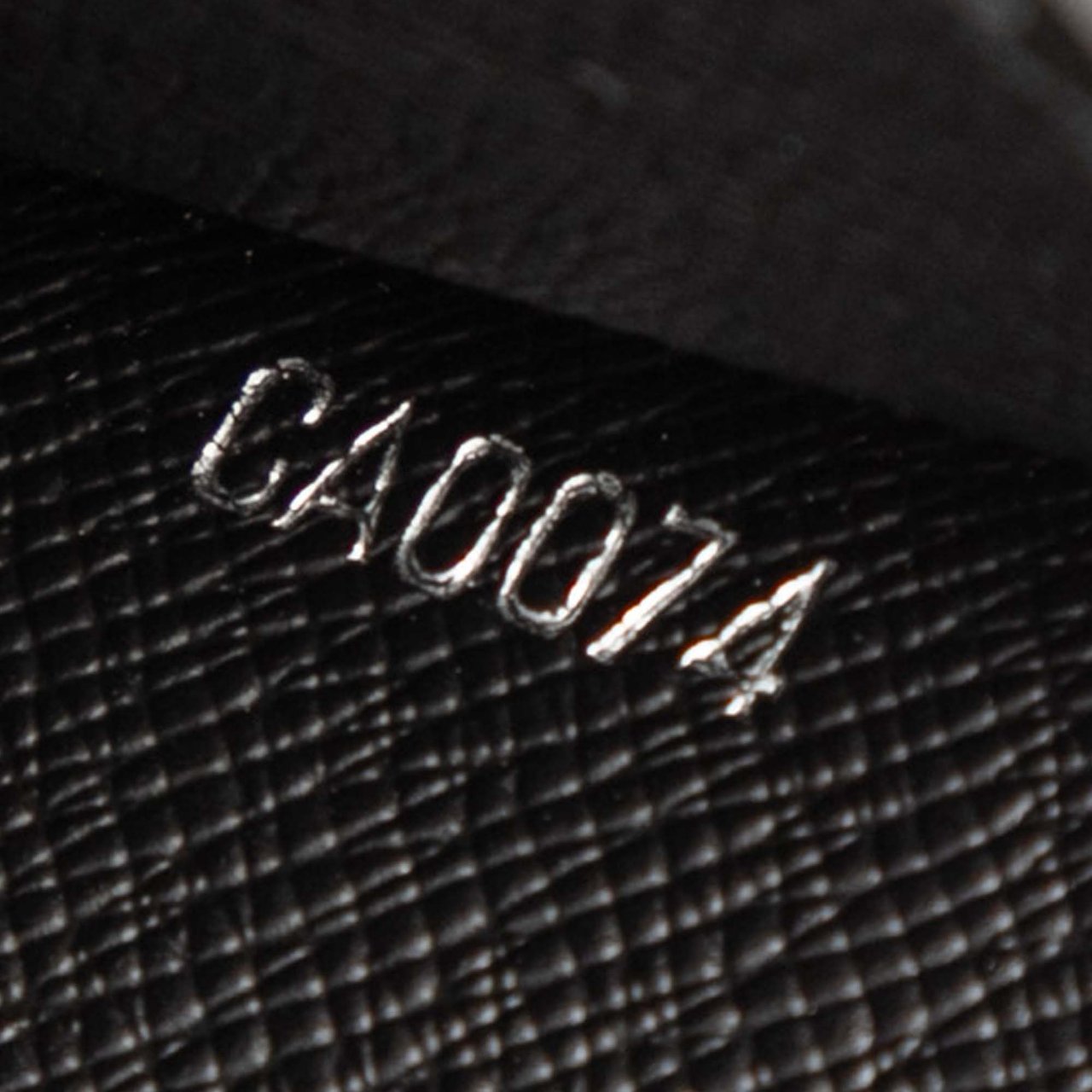 Louis Vuitton Taiga Selenga Zwart