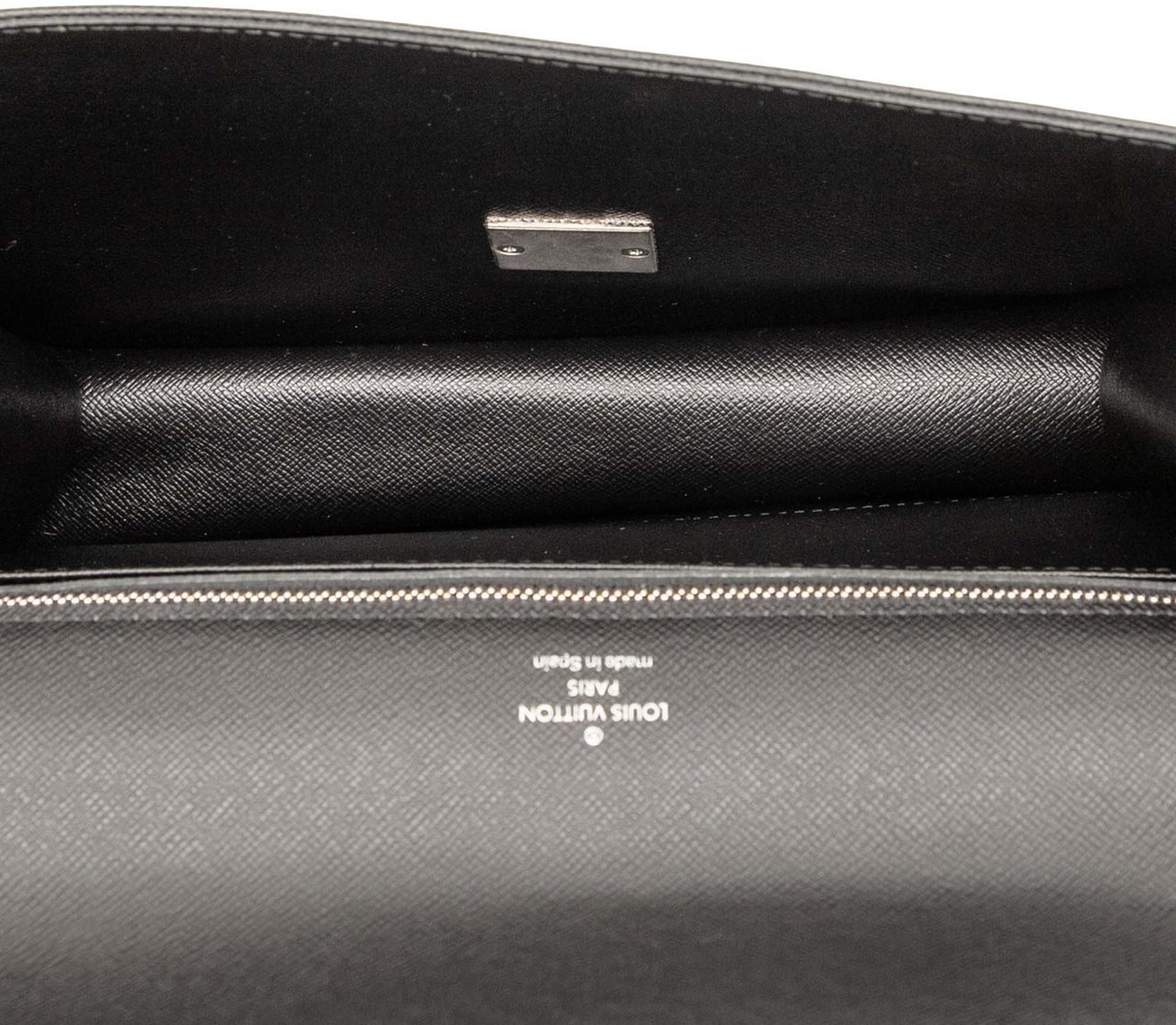 Louis Vuitton Taiga Selenga Zwart