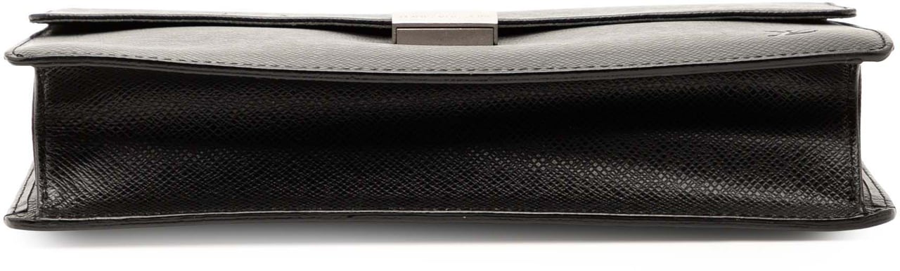 Louis Vuitton Taiga Selenga Zwart