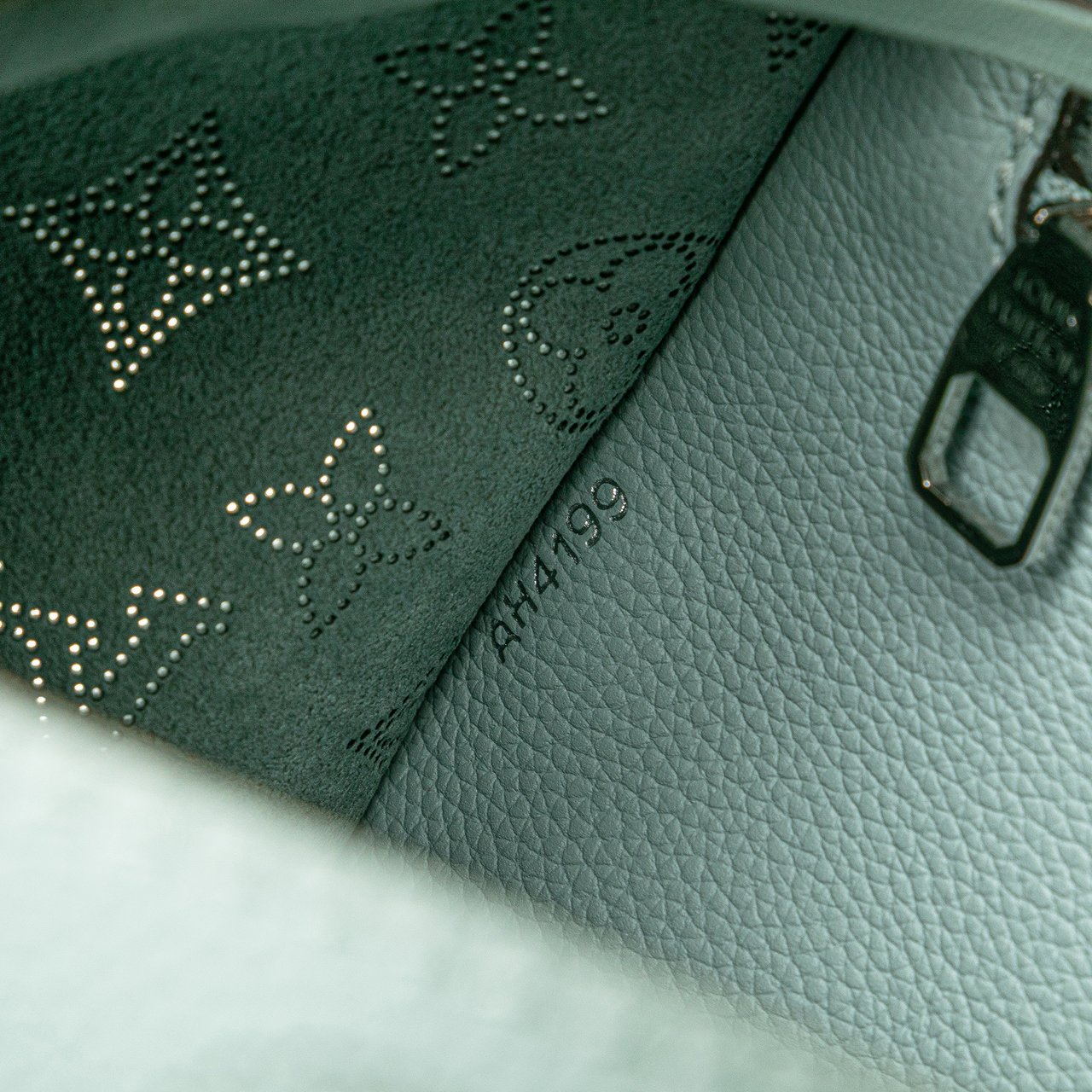 Louis Vuitton Monogram Mahina Muria Blauw