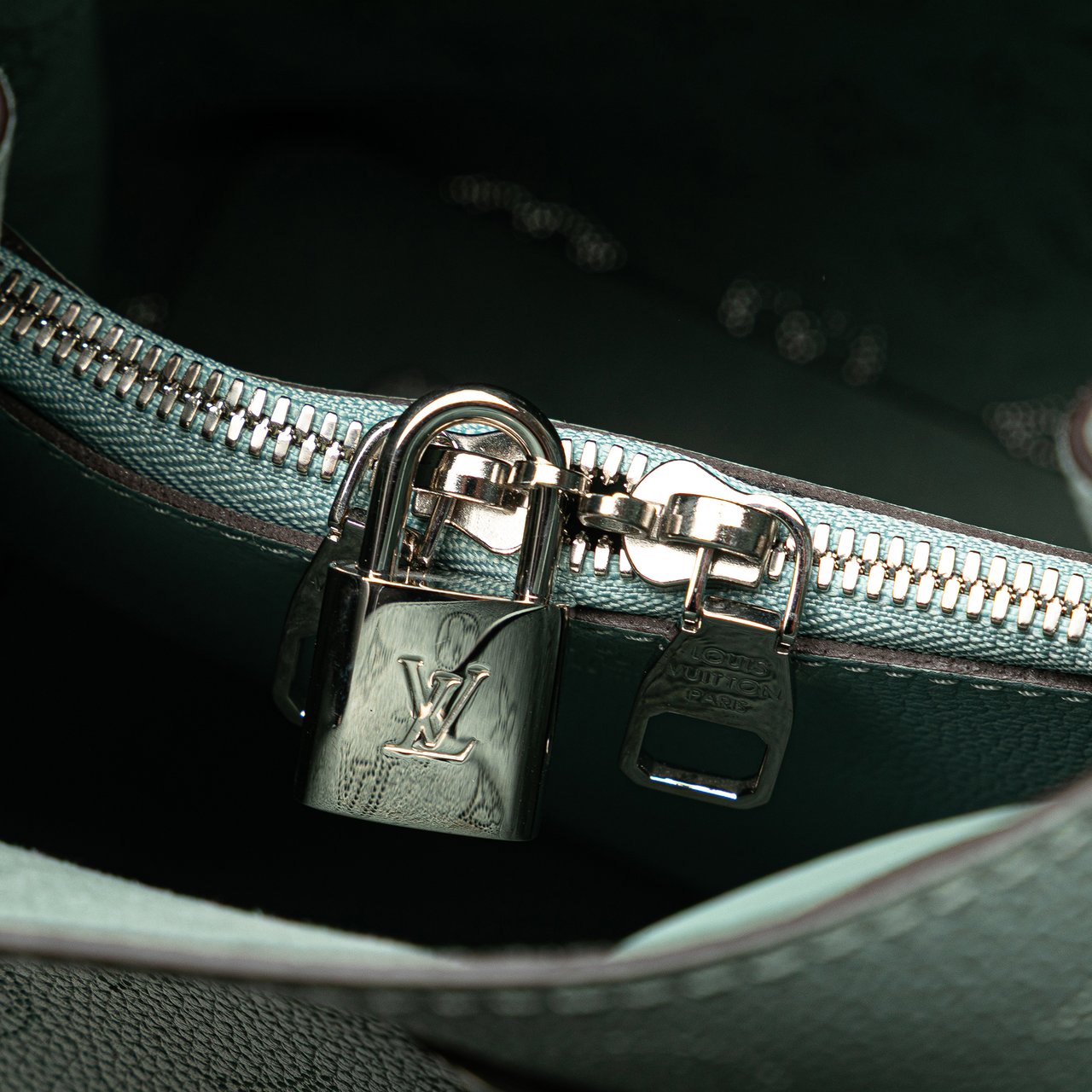 Louis Vuitton Monogram Mahina Muria Blauw