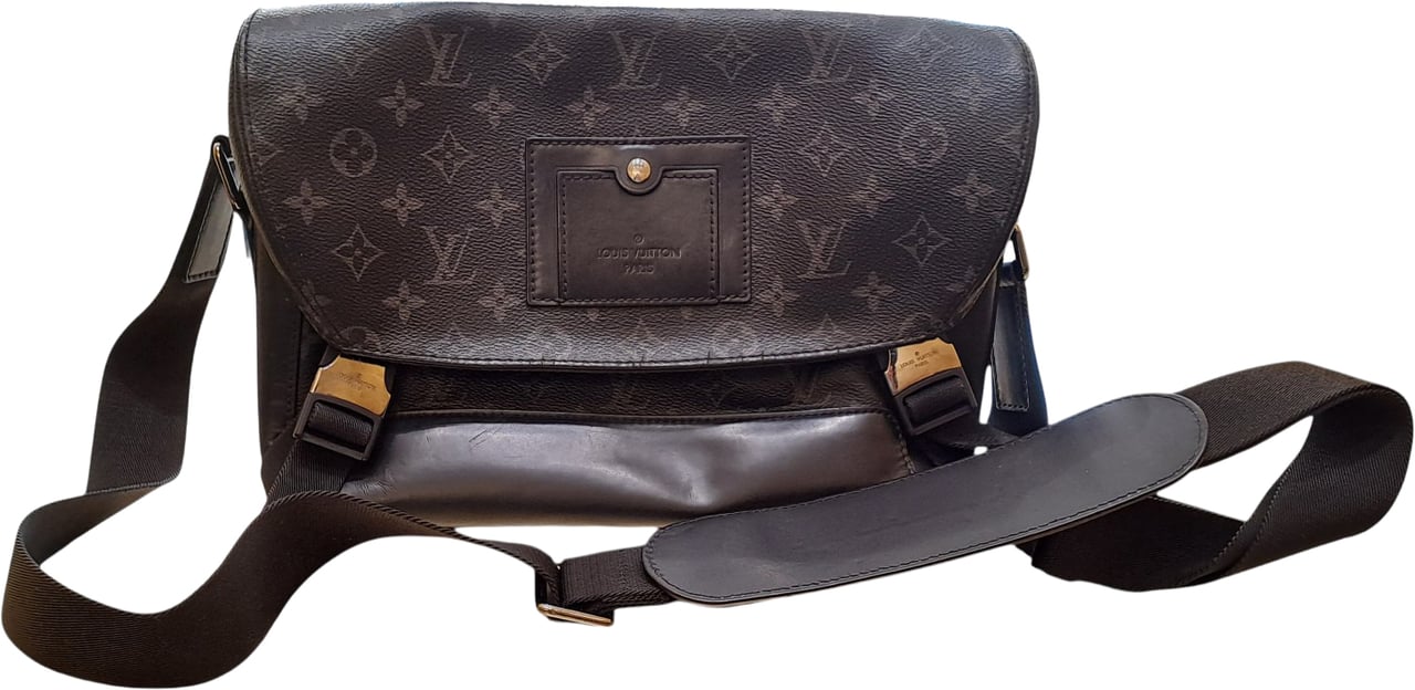 Louis Vuitton Voyager Messenger Monogram Eclipse Canvas PM Zwart