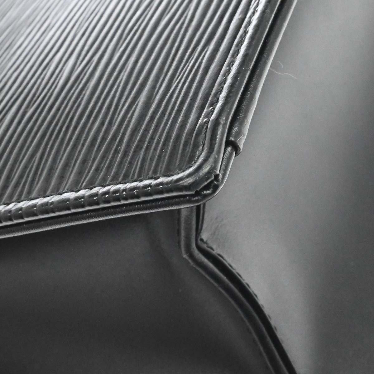 Louis Vuitton Ombre Epi Leather Zwart