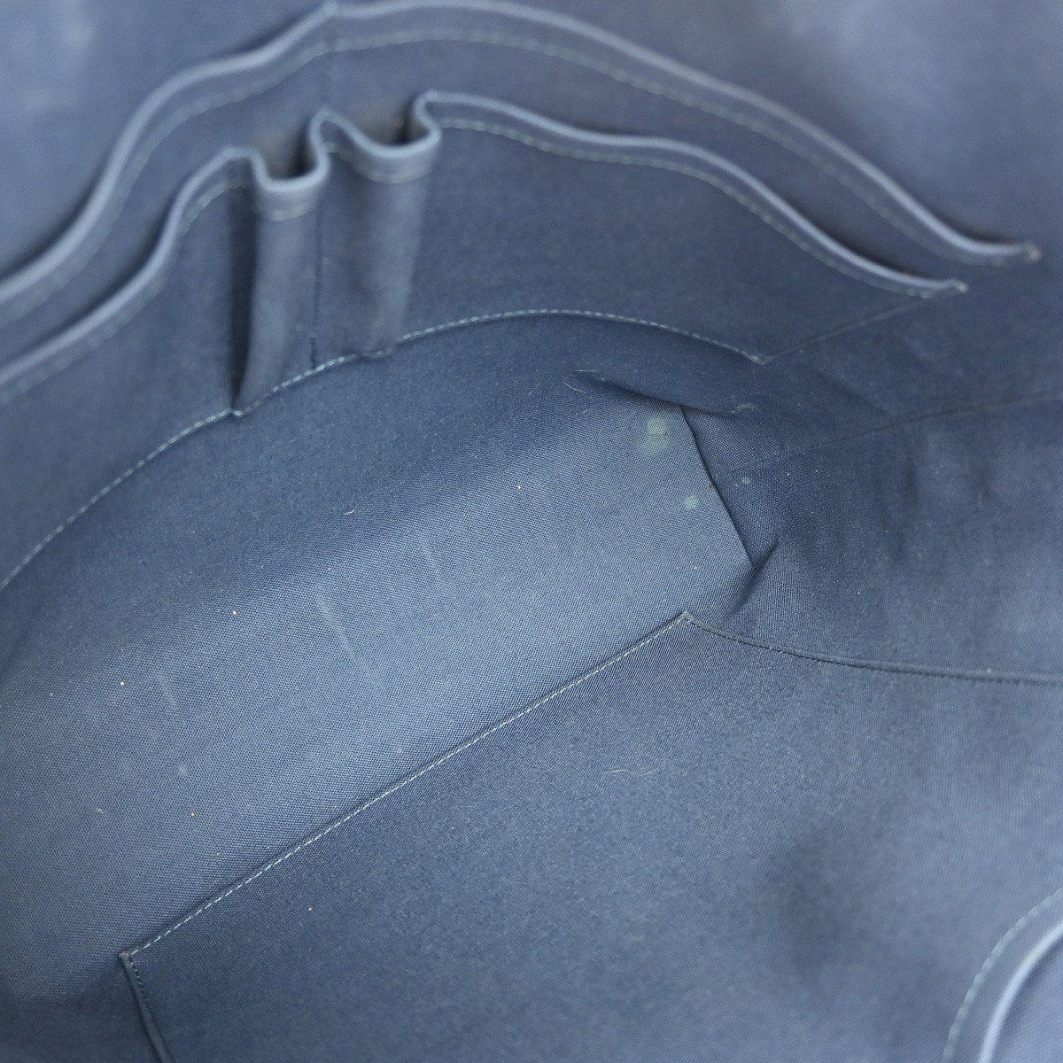 Louis Vuitton Grigori Tote Taiga Leather Blauw