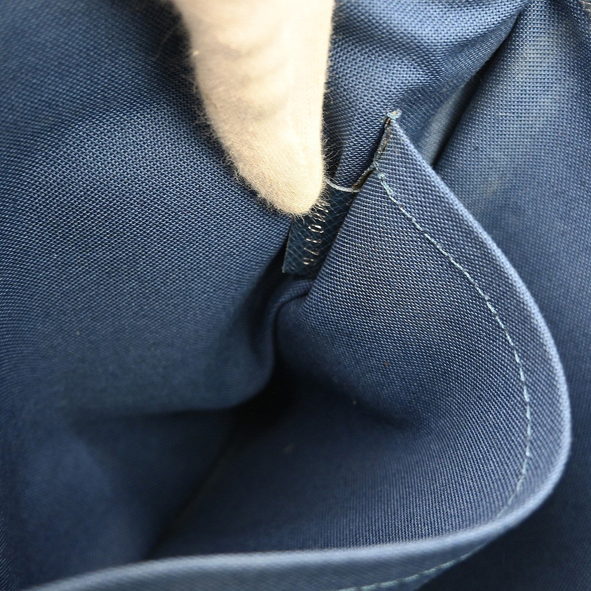 Louis Vuitton Grigori Tote Taiga Leather Blauw
