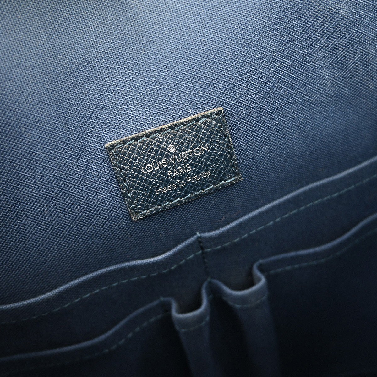 Louis Vuitton Grigori Tote Taiga Leather Blauw