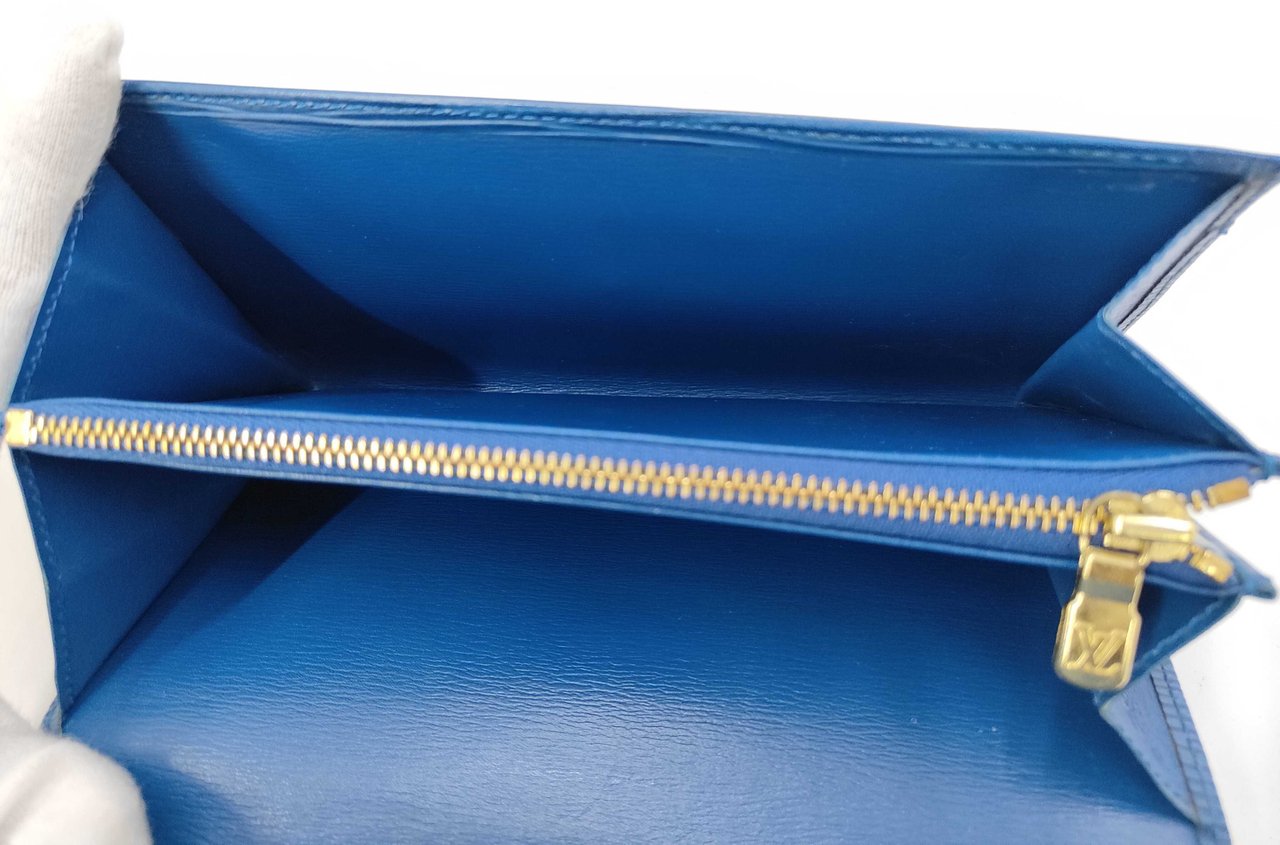 Louis Vuitton Louis Vuitton Wallet epi epi leather medium Blauw
