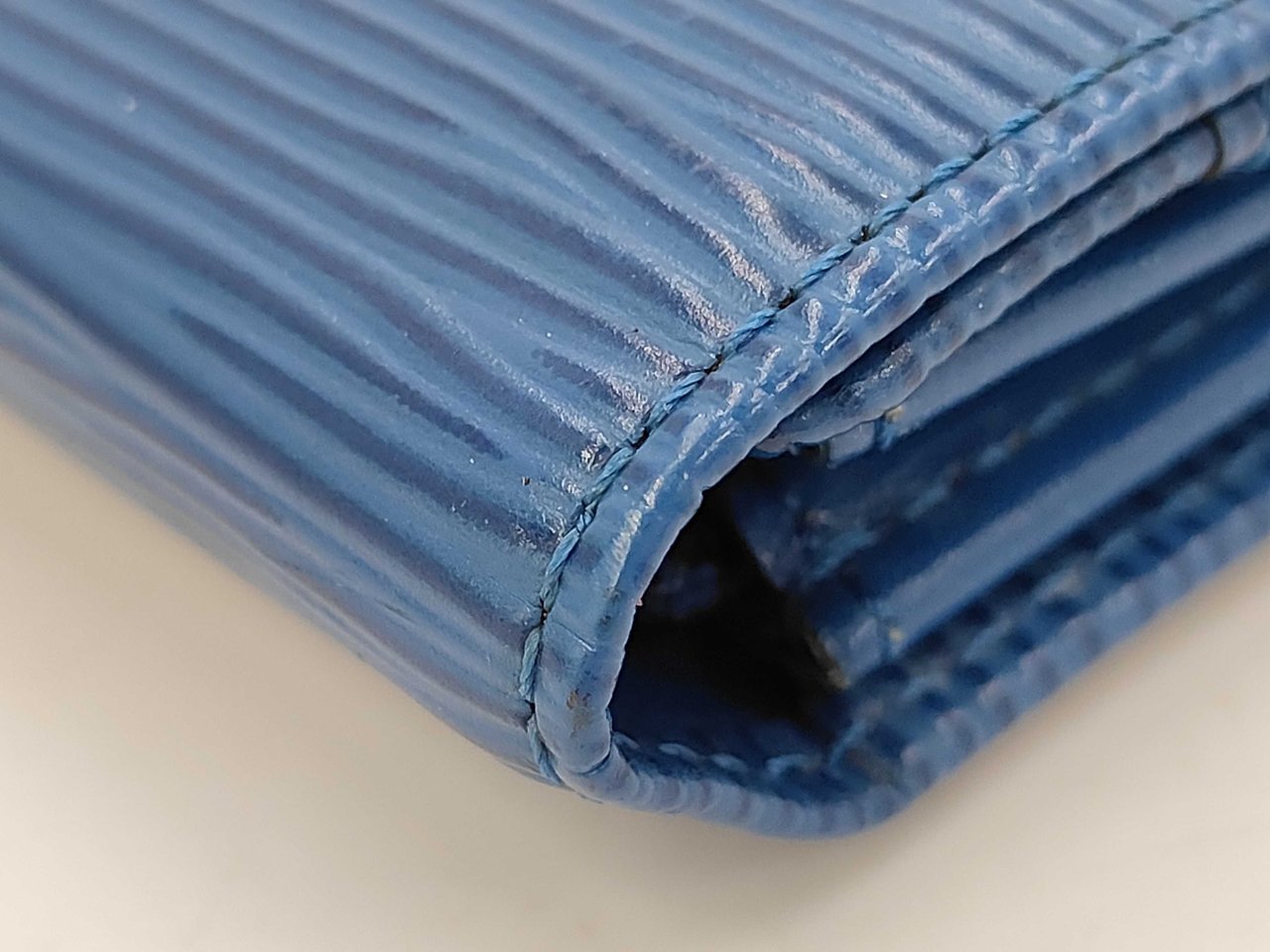 Louis Vuitton Louis Vuitton Wallet epi epi leather medium Blauw