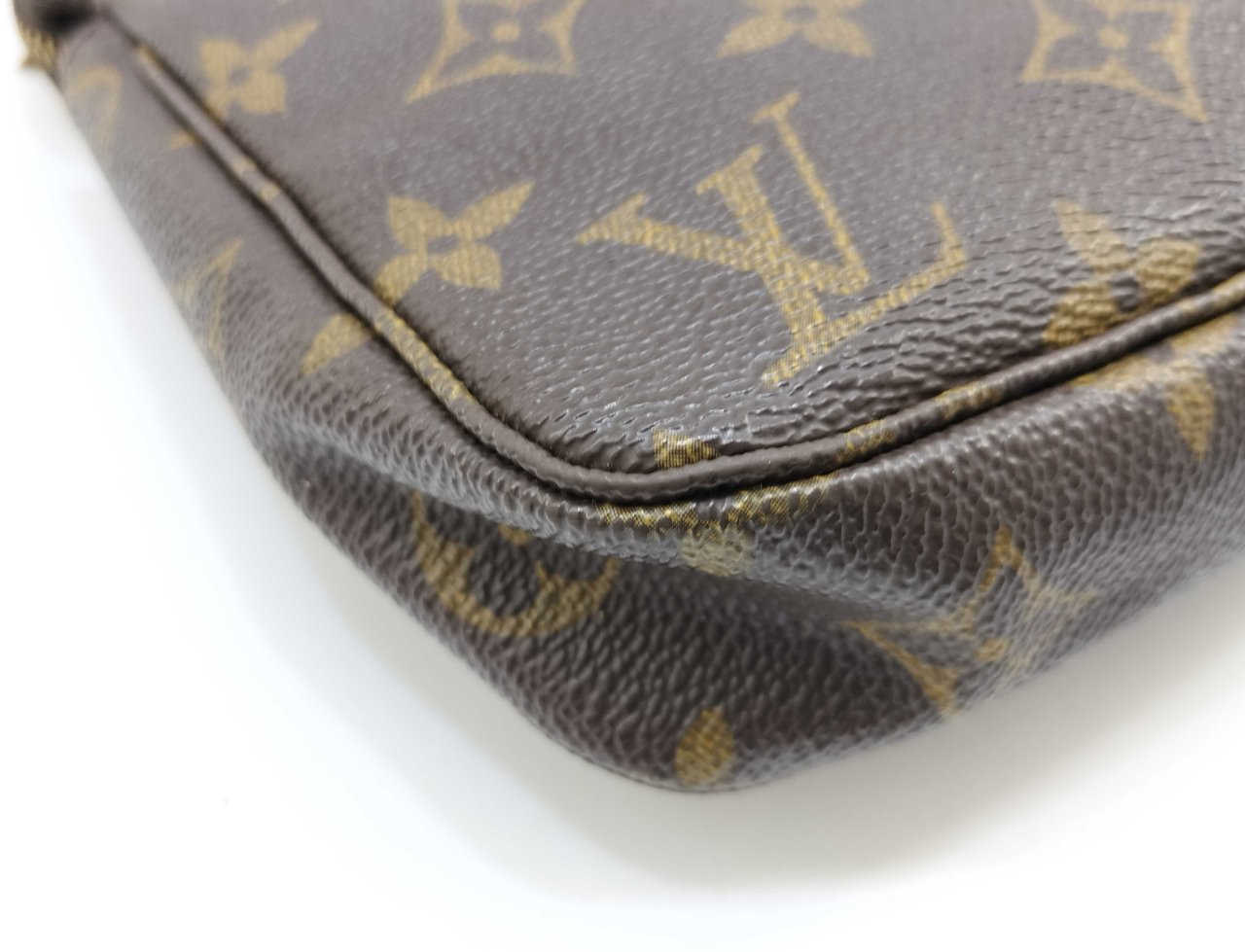 Louis Vuitton Pochette Accessoires Monogram Canvas Medium Bruin