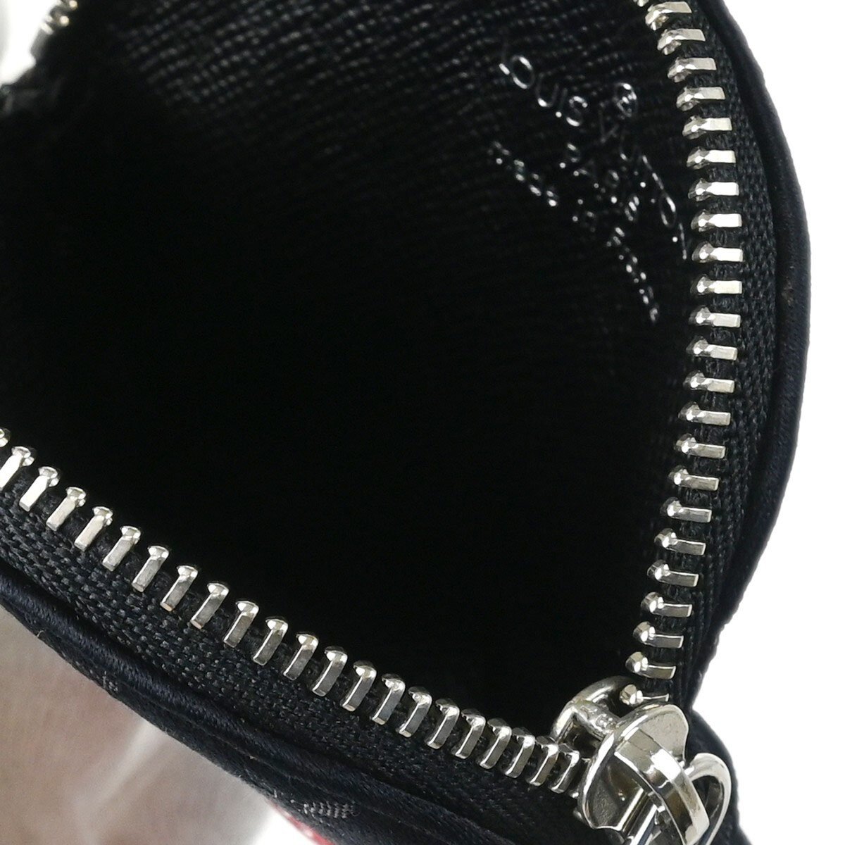 Louis Vuitton Round Coin Purse Limited Edition Monogram Silk Zwart
