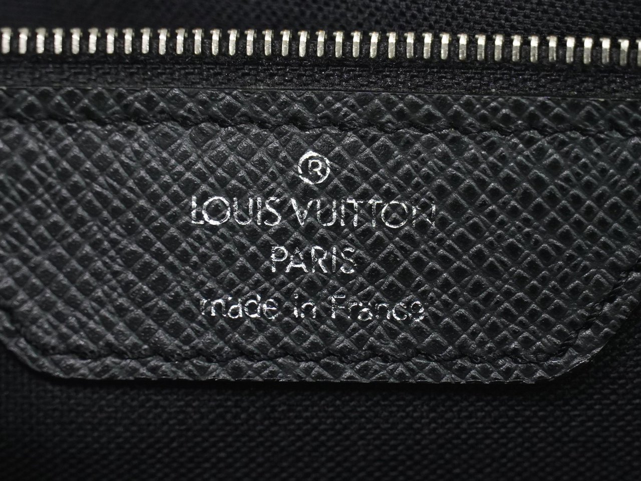 Louis Vuitton Alexei Messenger Taiga Leather Zwart