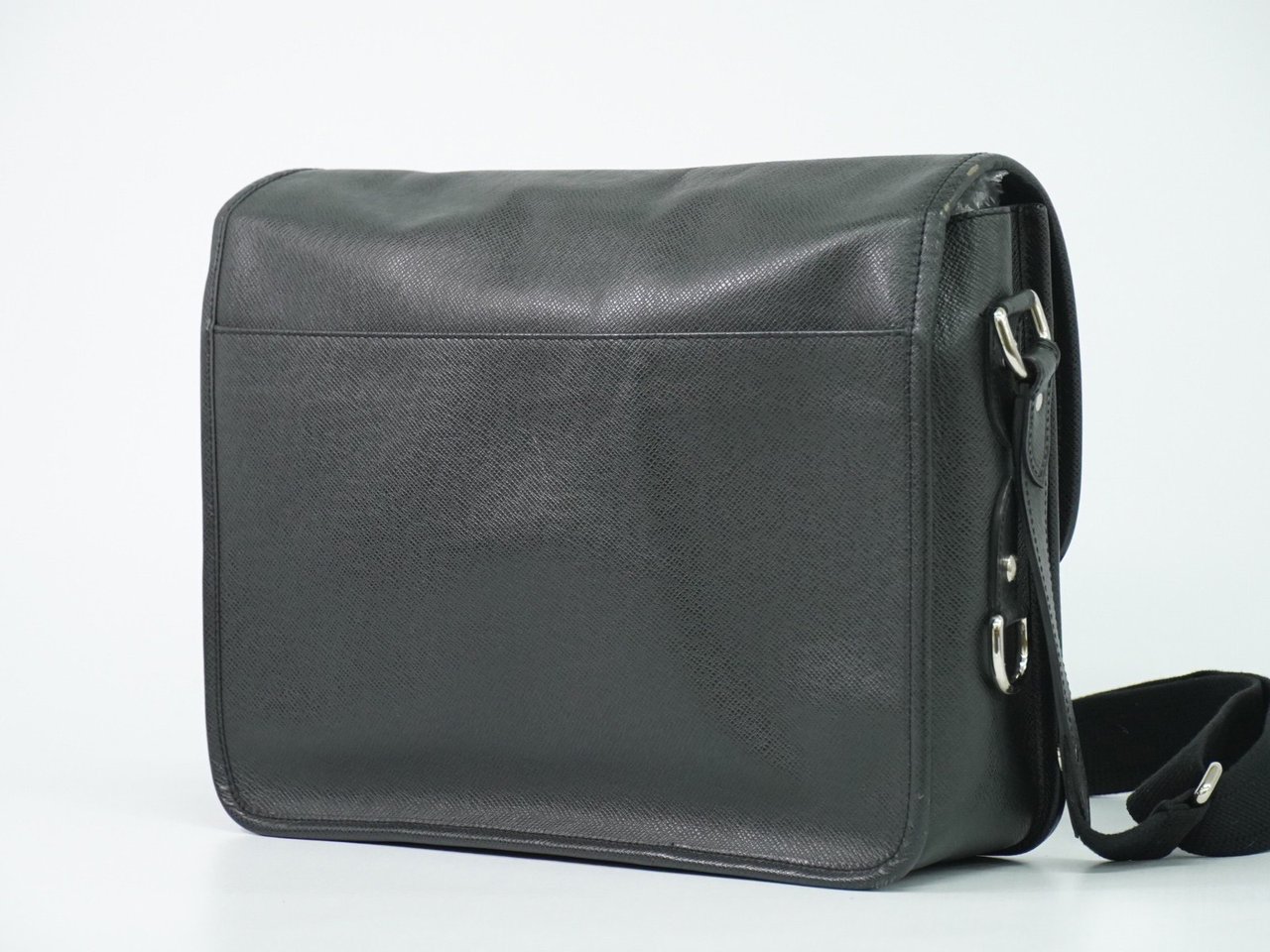 Louis Vuitton Alexei Messenger Taiga Leather Zwart