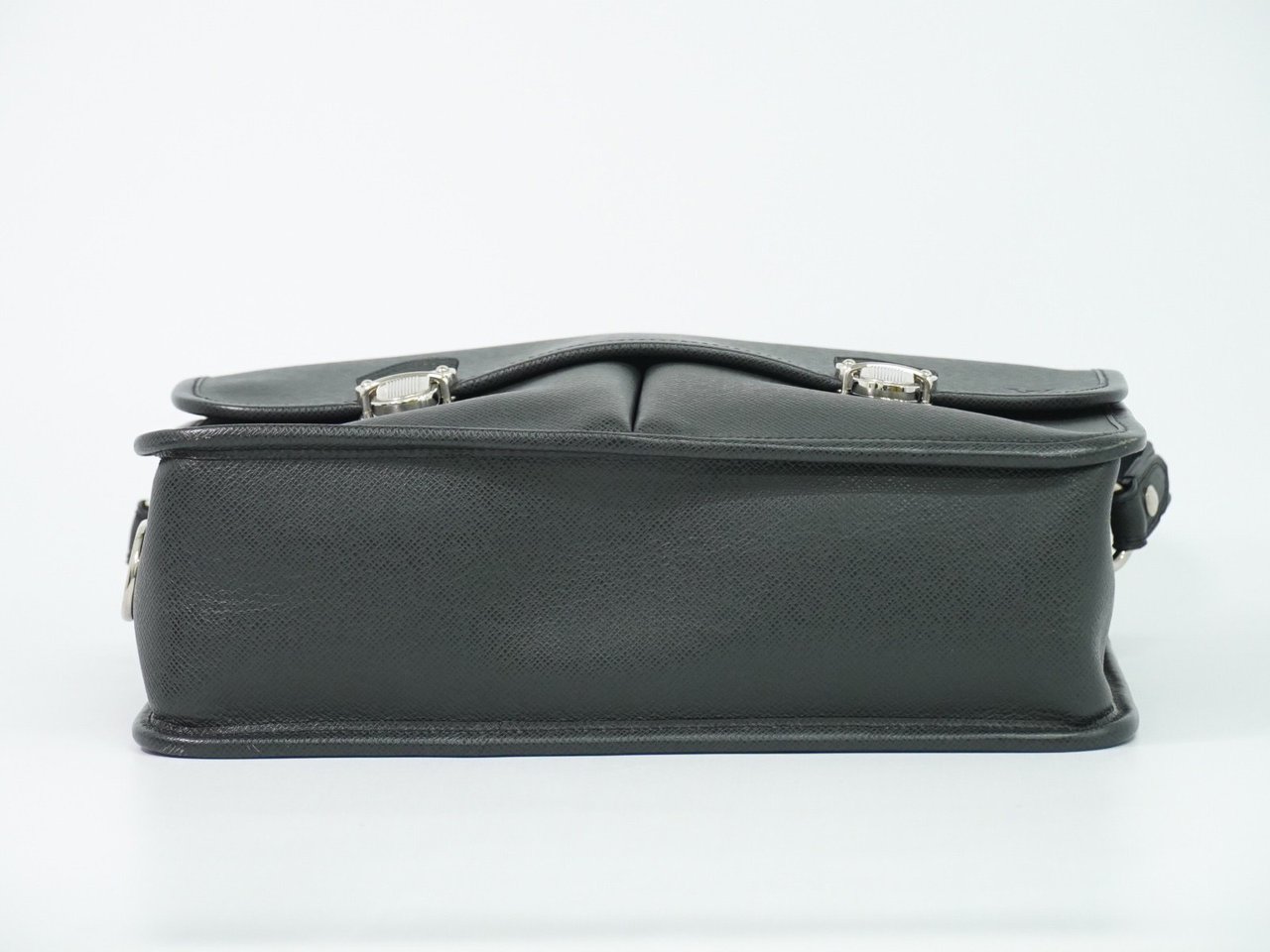 Louis Vuitton Alexei Messenger Taiga Leather Zwart