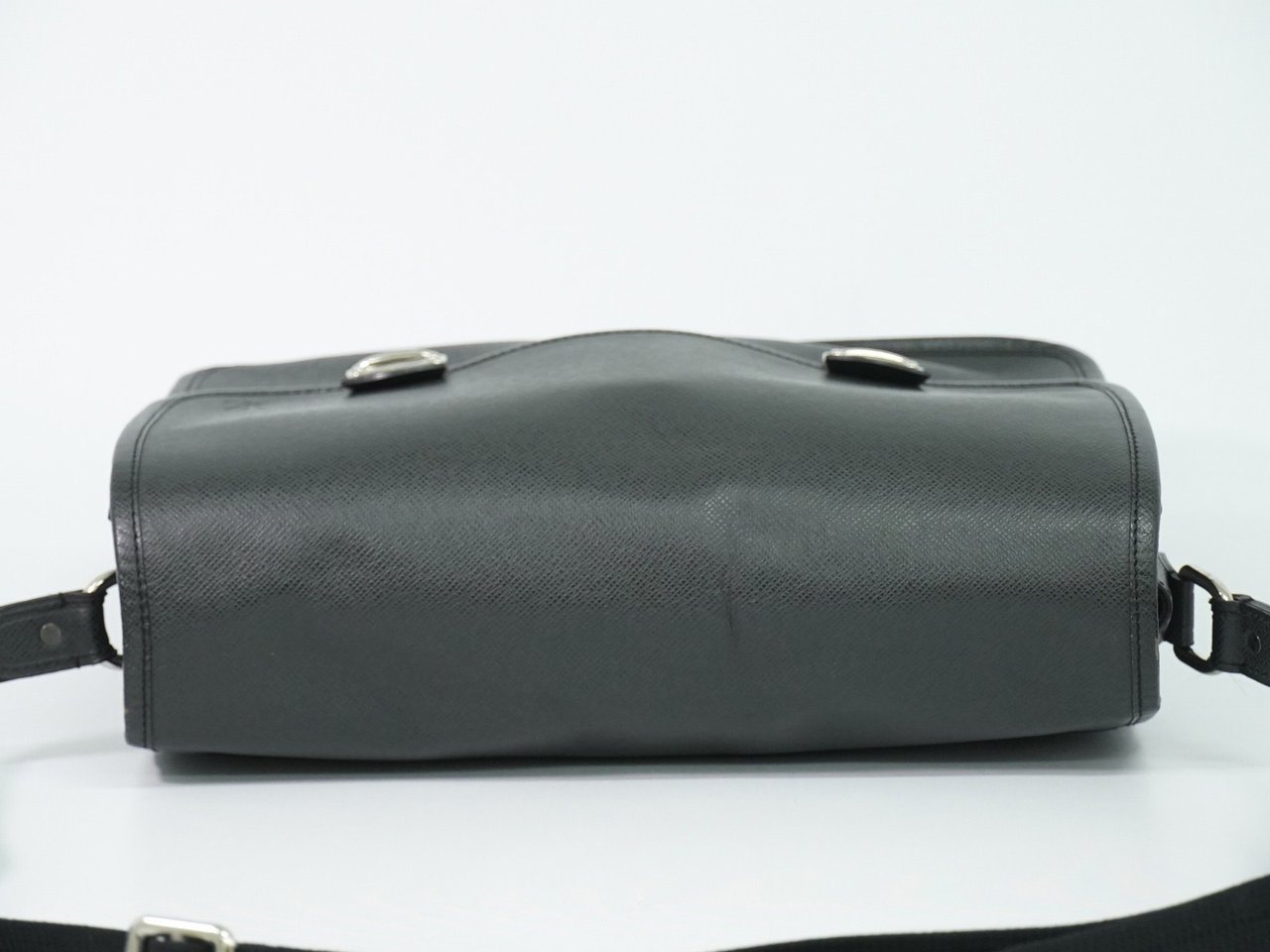 Louis Vuitton Alexei Messenger Taiga Leather Zwart
