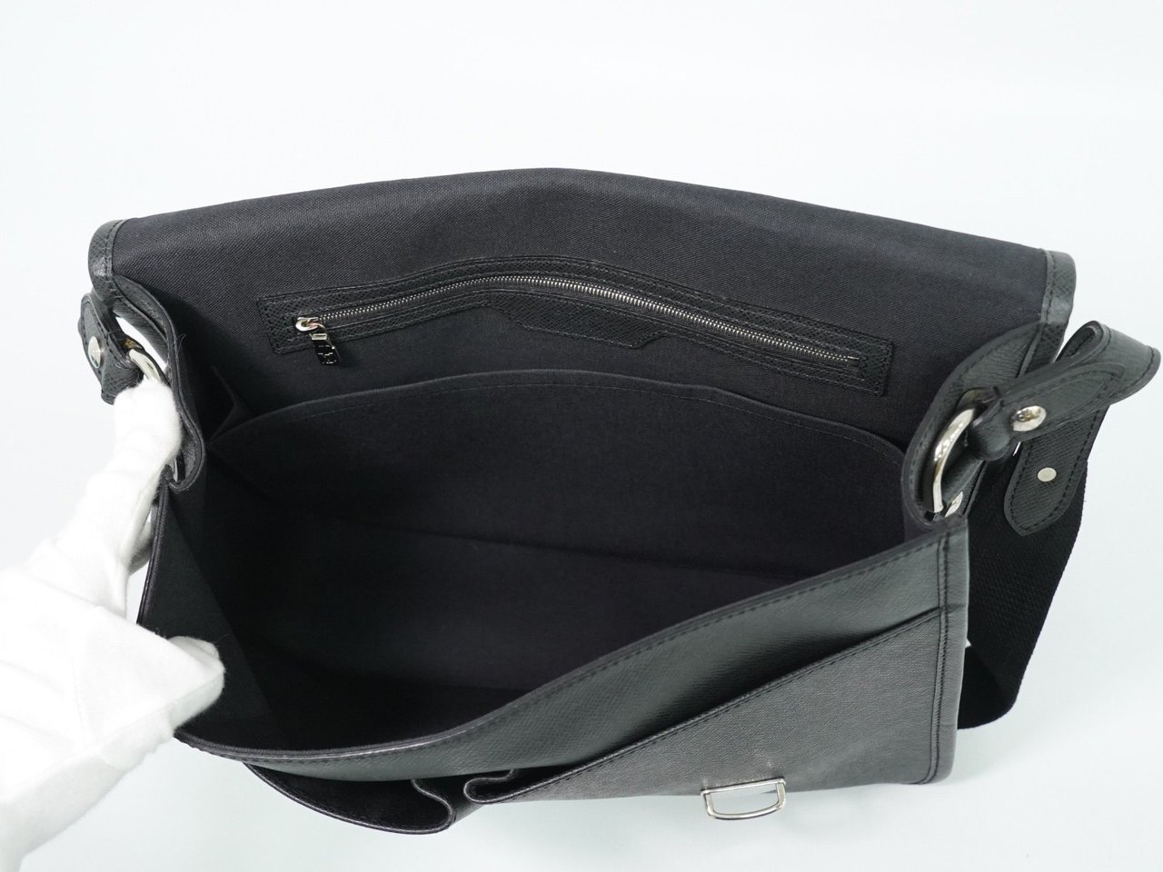 Louis Vuitton Alexei Messenger Taiga Leather Zwart
