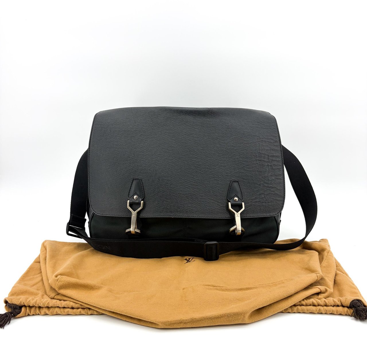 Louis Vuitton Louis Vuitton Roman Handbag Taiga Leather GM Zwart