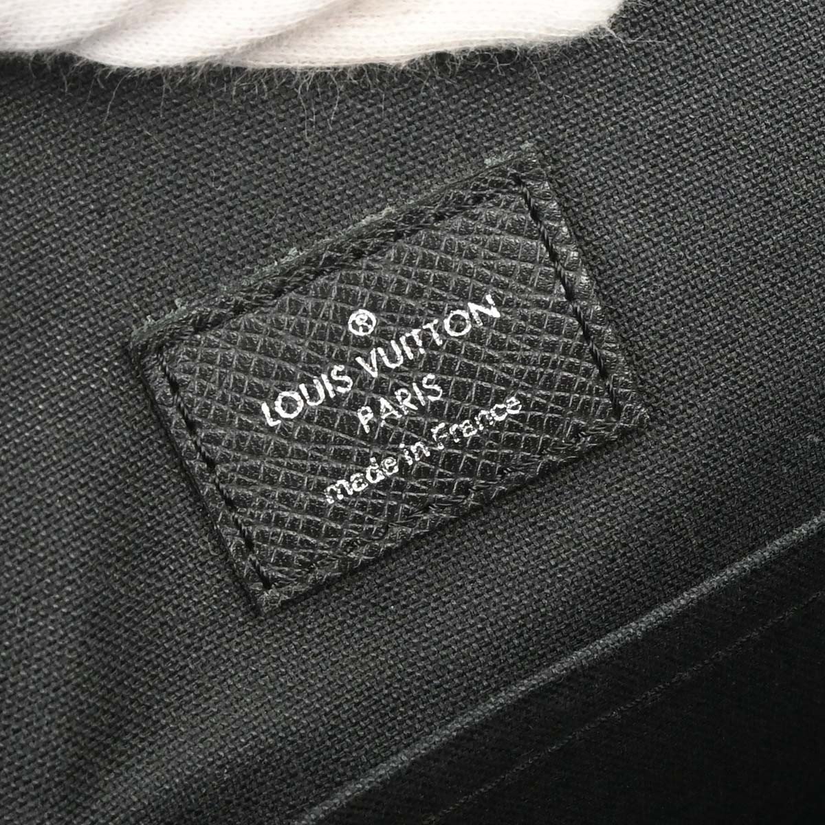 Louis Vuitton Andrei Messenger Taiga Leather Zwart