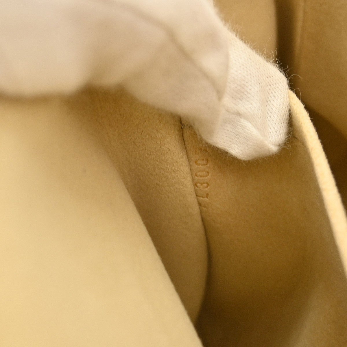 Louis Vuitton Louis Vuitton Beverly Handbag Monogram Canvas MM Bruin