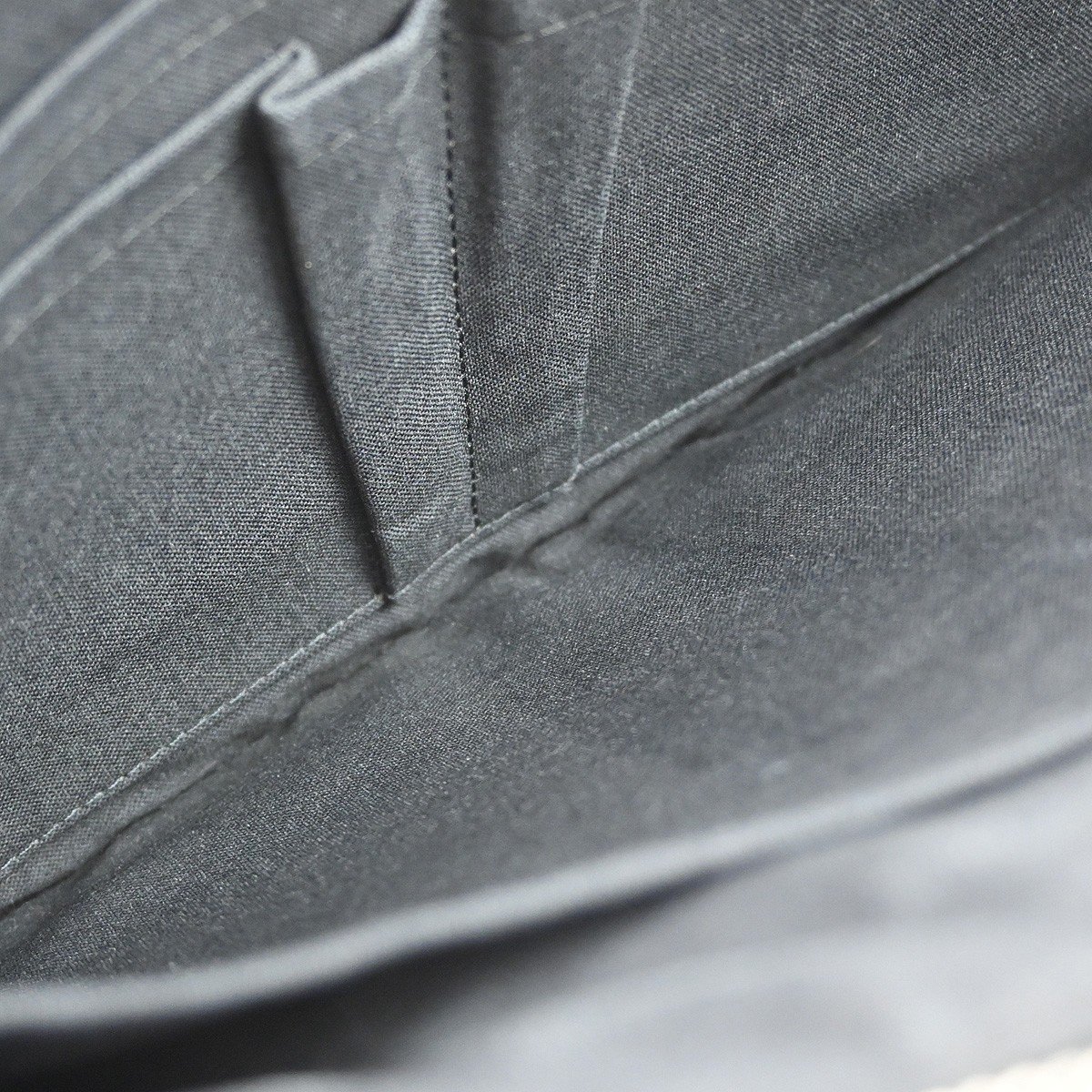 Louis Vuitton Poche Documents Damier Graphite Grijs
