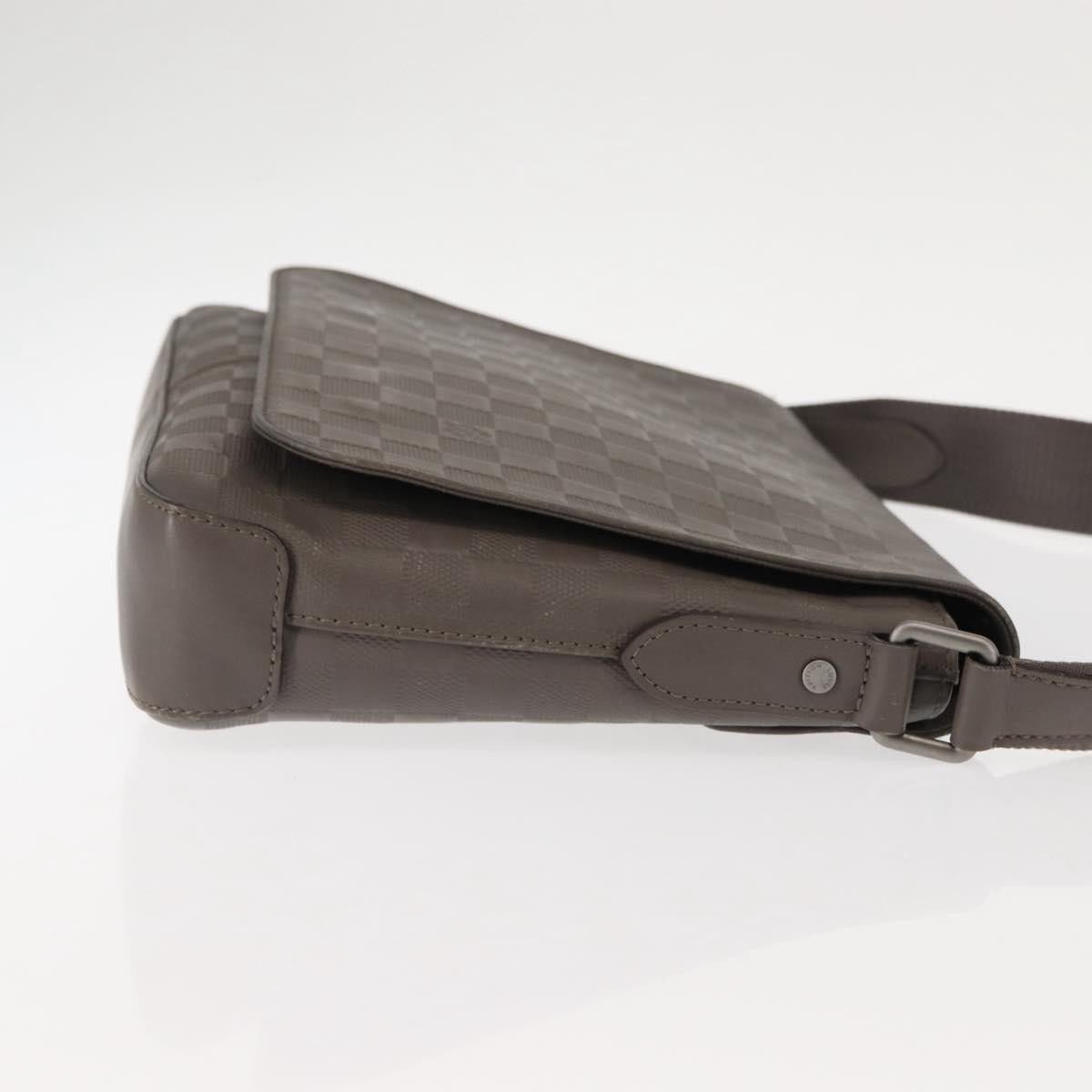 Louis Vuitton Louis Vuitton District Messenger Bag Damier Infini Leather PM Grijs