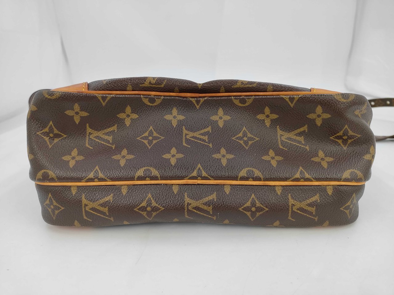Louis Vuitton Nil Messenger Monogram Canvas 28 Bruin