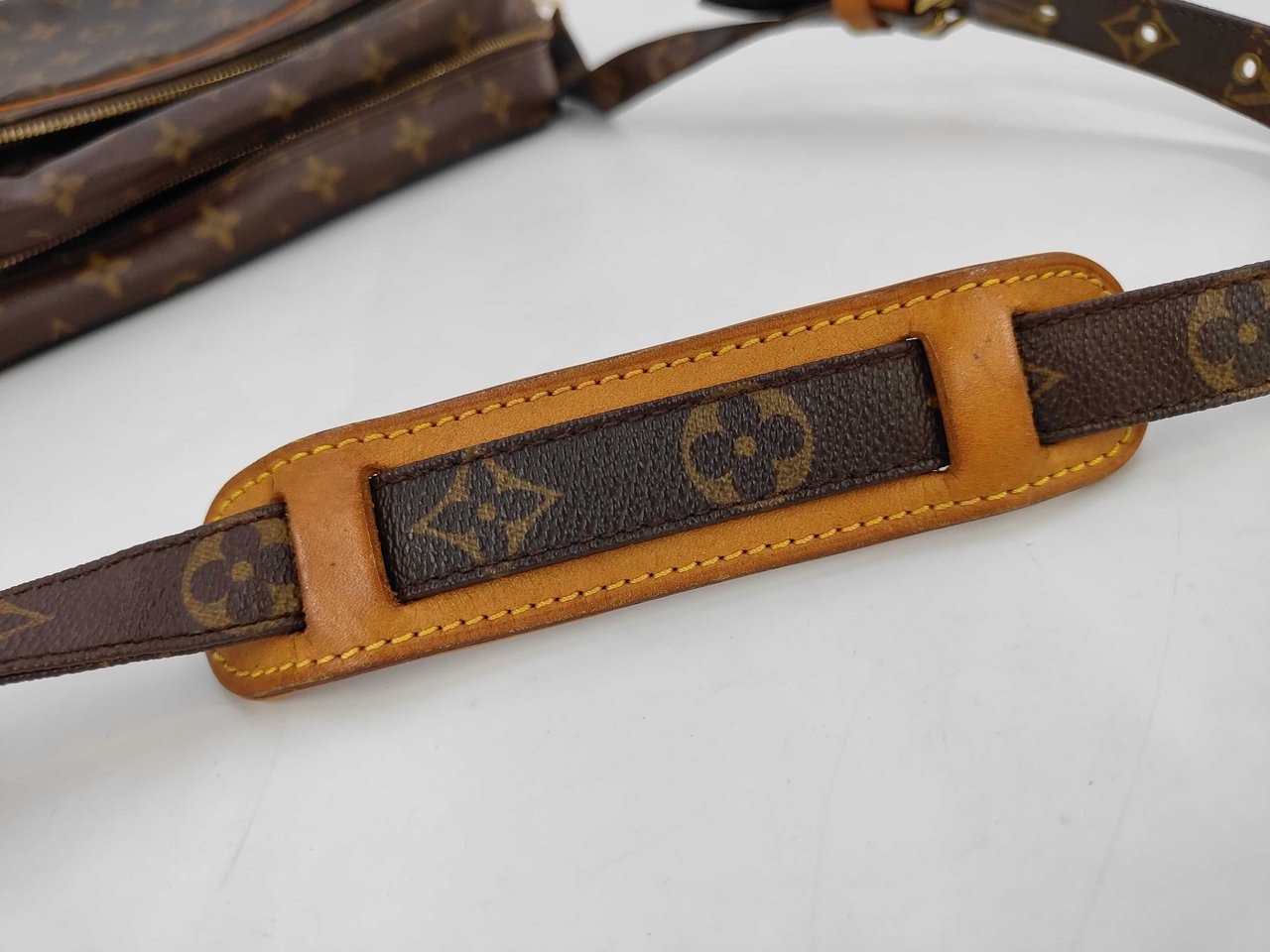 Louis Vuitton Nil Messenger Monogram Canvas 28 Bruin