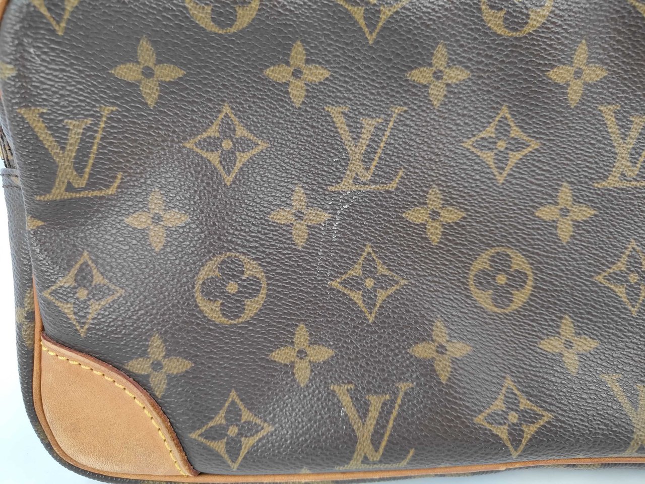 Louis Vuitton Nil Messenger Monogram Canvas 28 Bruin