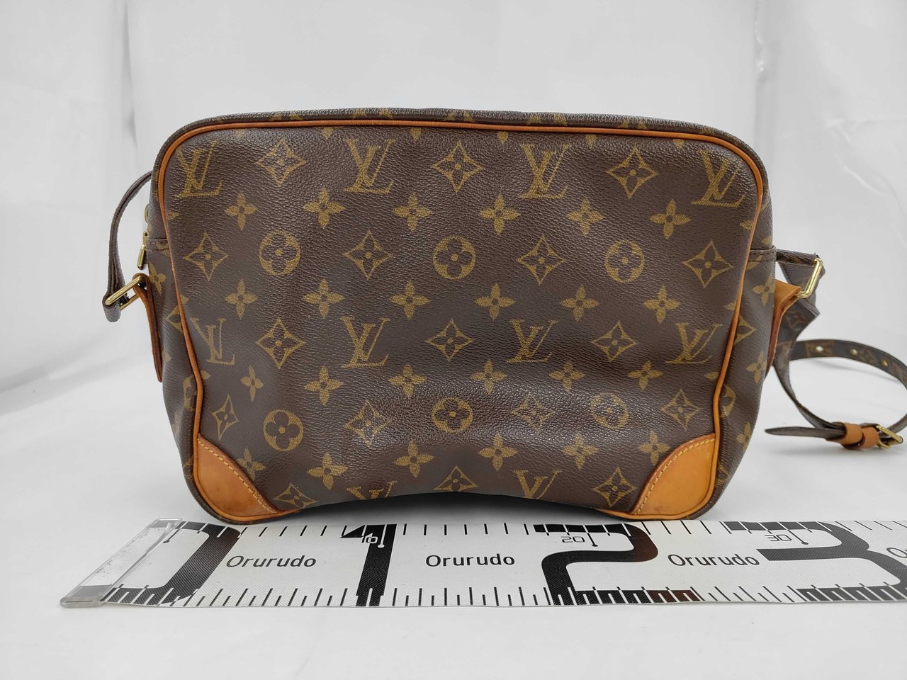 Louis Vuitton Nil Messenger Monogram Canvas 28 Bruin