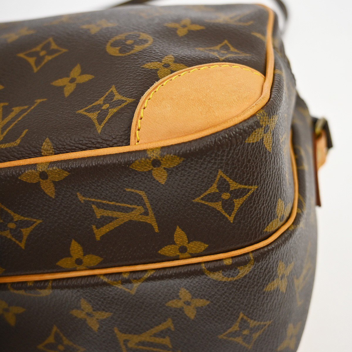 Louis Vuitton Louis Vuitton Nil Messenger Bag Monogram Canvas 28 Bruin