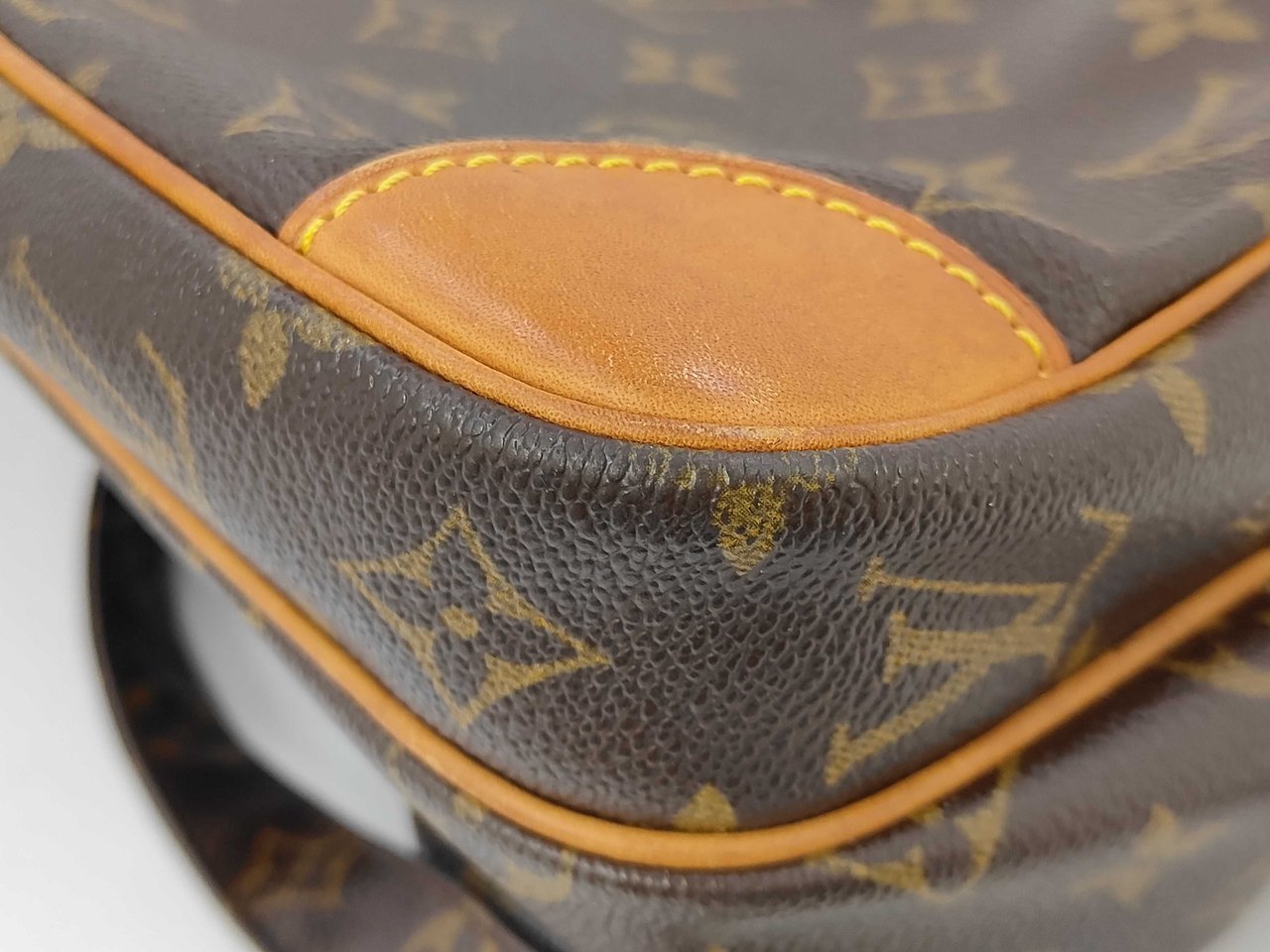 Louis Vuitton Nil Messenger Monogram Canvas 28 Bruin