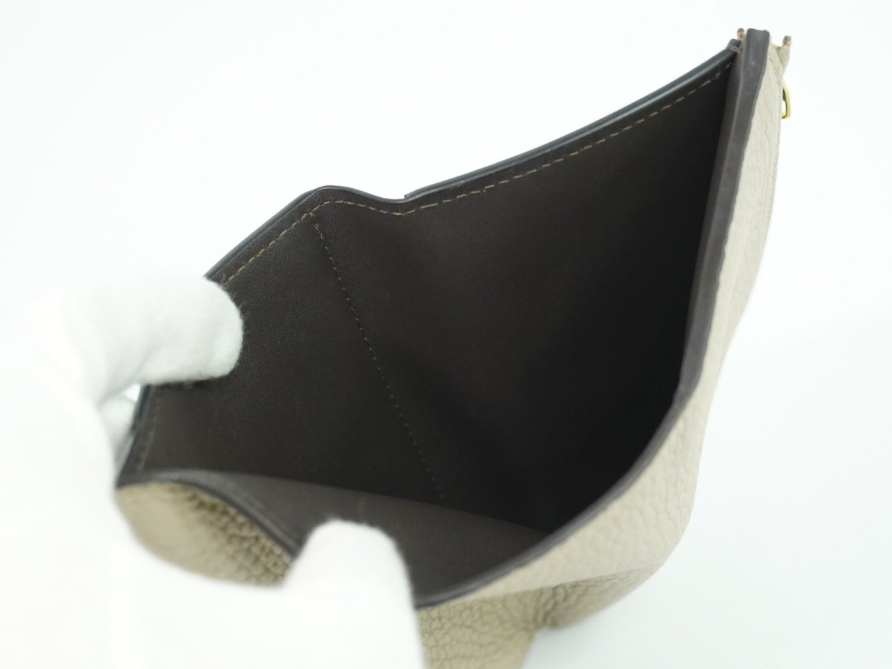 Louis Vuitton Louis Vuitton Capucines Compact wallet Leather Beige