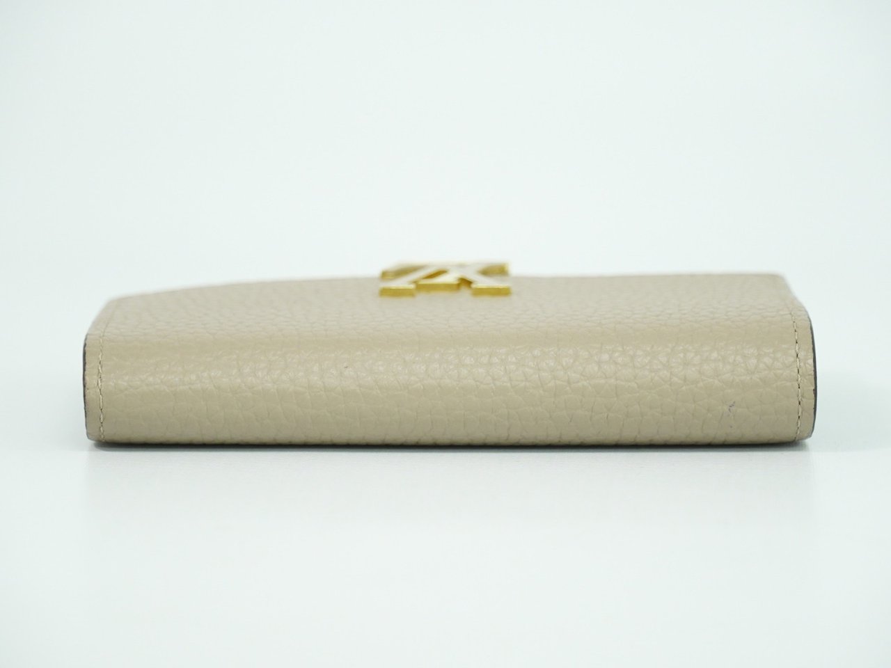 Louis Vuitton Louis Vuitton Capucines Compact wallet Leather Beige